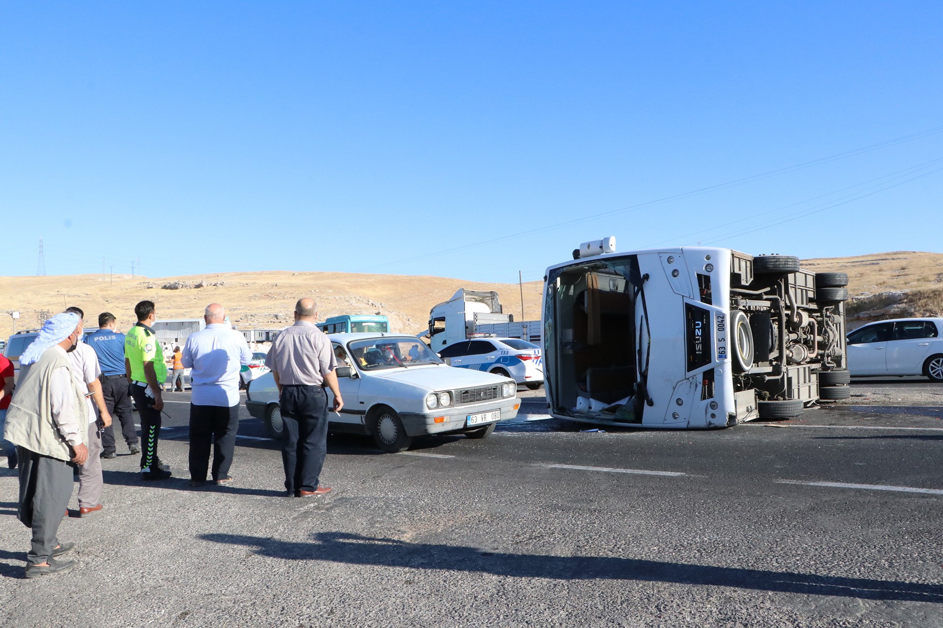 Urfa’da işçilerin taşıyan 3 araç ile TIR'ın çarpışması sonucu meydana gelen zincirleme kazada 14 kişi yaralandı.