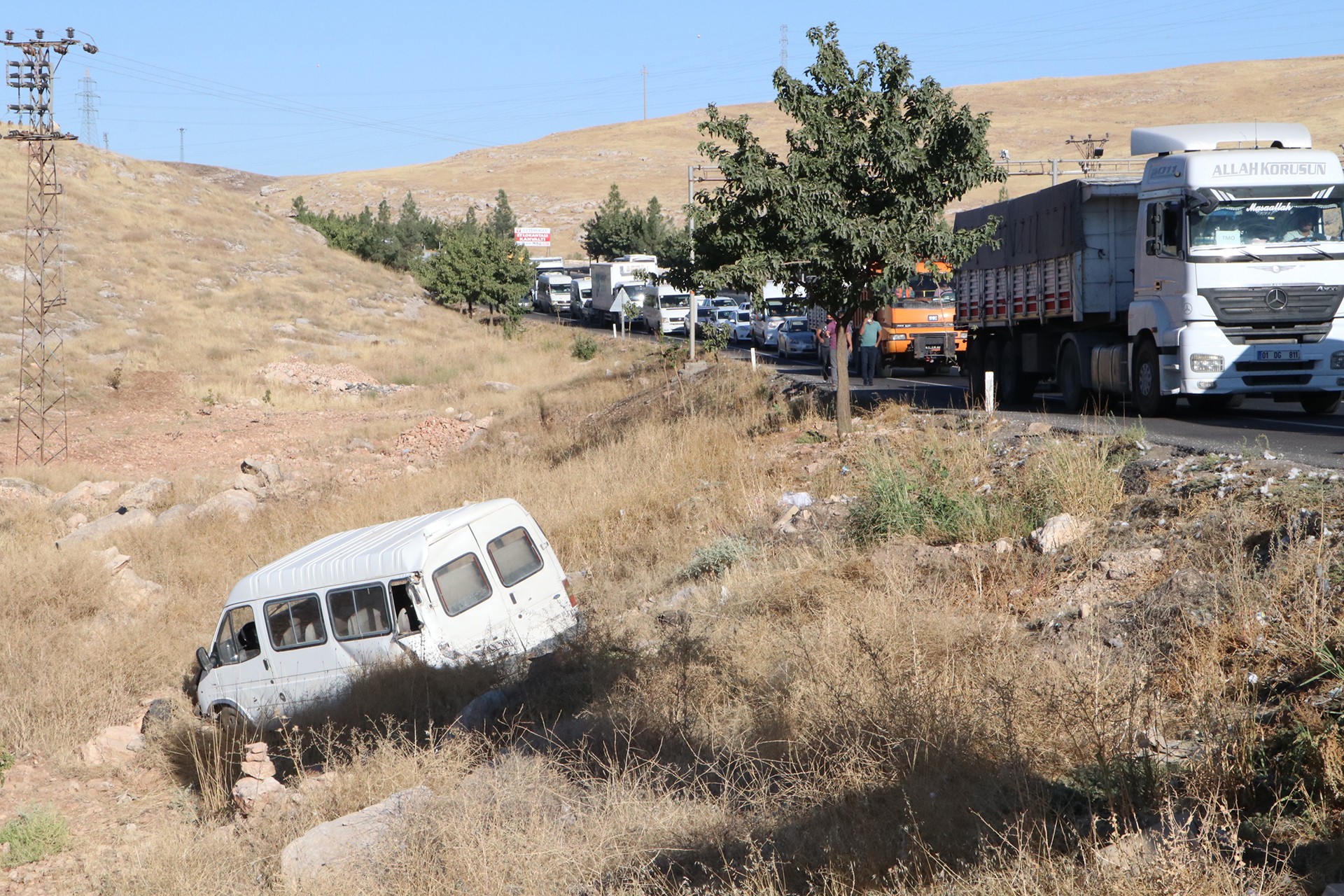 Urfa’da işçilerin taşıyan 3 araç ile TIR'ın çarpışması sonucu meydana gelen zincirleme kazada 14 kişi yaralandı.