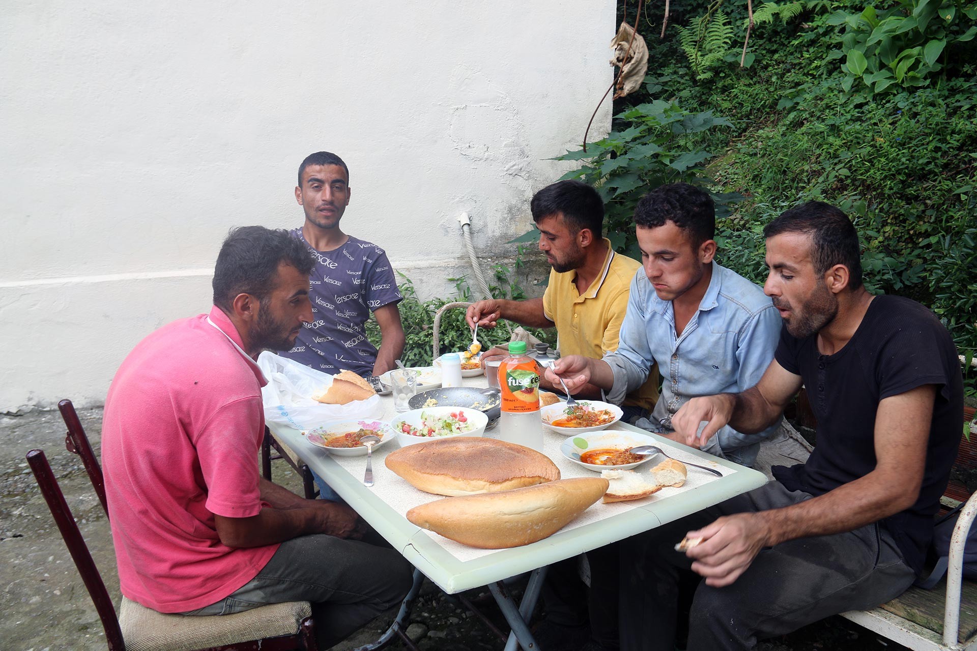 Tarım işçileri yemek yerken