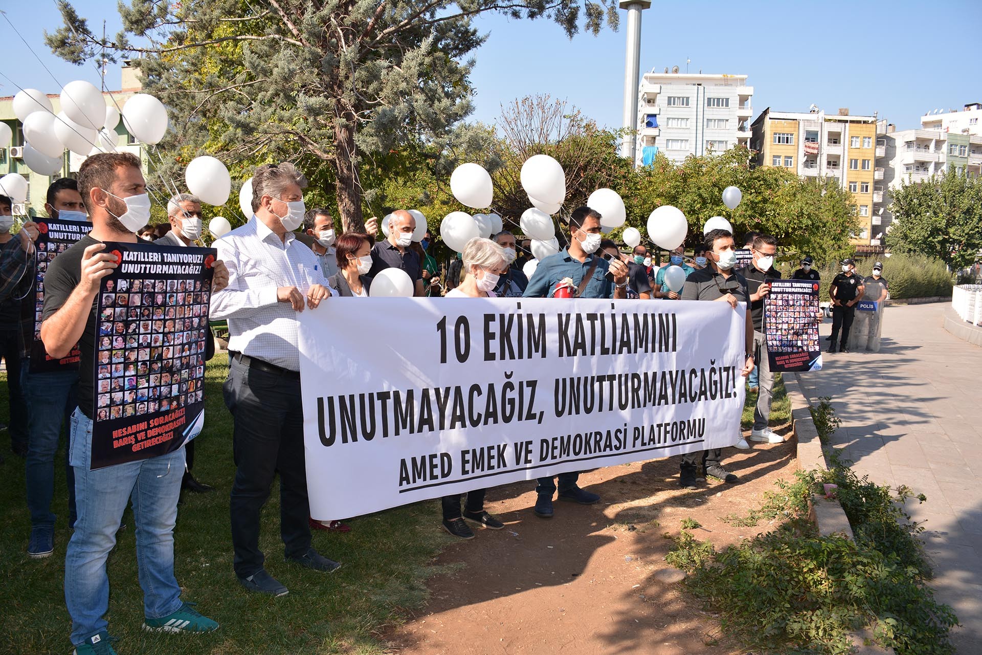 Diyarbakır'da Ankara Katliamında yaşamını yitirenler anıldı