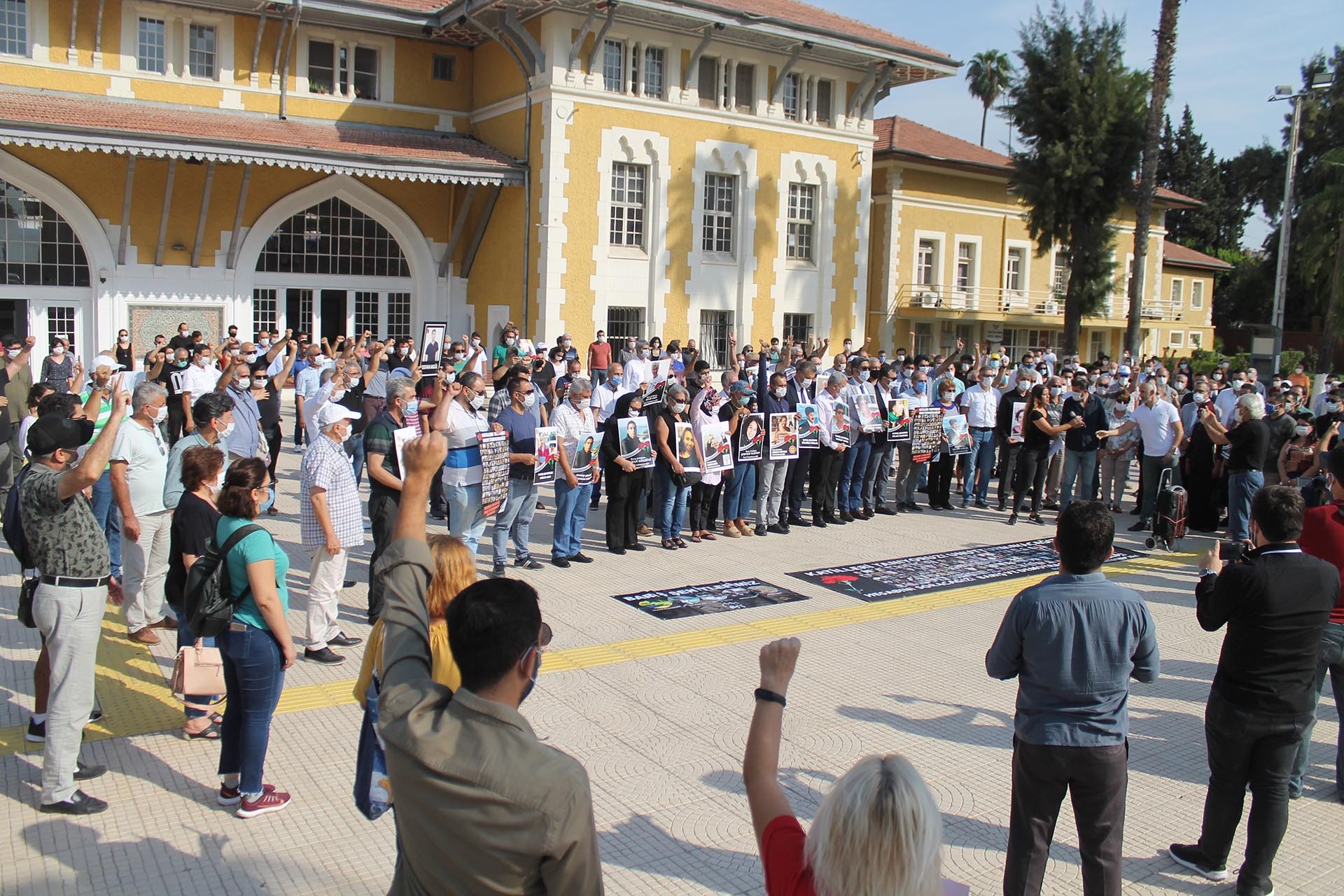 Adana'da Gar önünde Ankara Katliamında yaşamını yitirenler anıldı