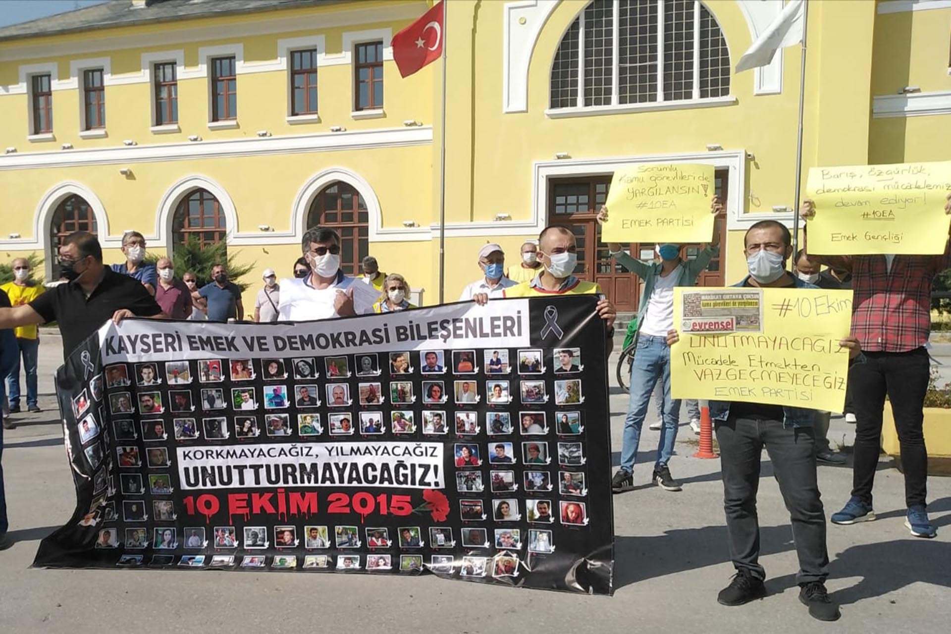 Kayseri emek ve demokrasi bileşenleri Ankara Katliamında yaşamını yitirenleri andı