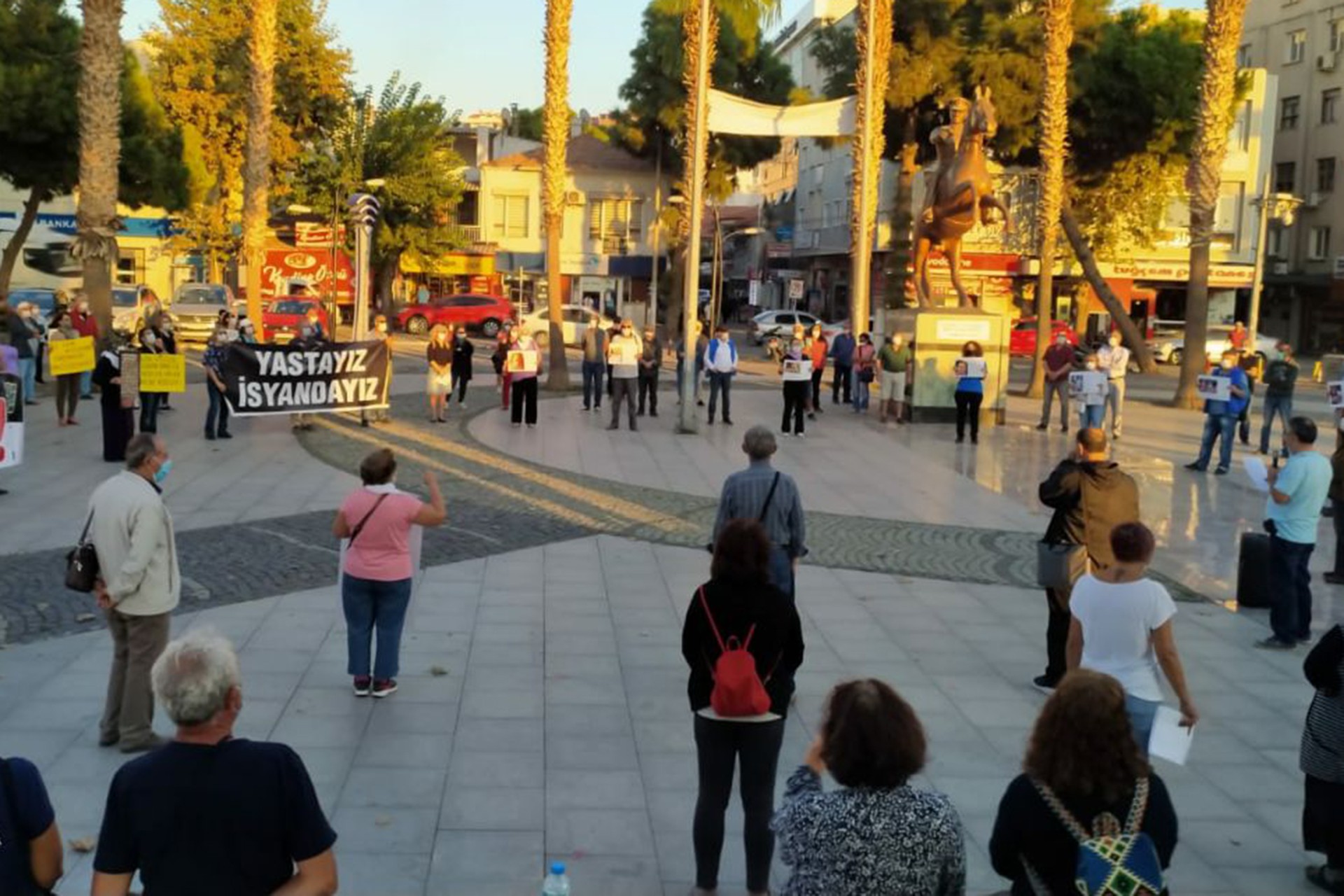 10 Ekim Ankara Katliamı'nda yaşamını yitirenler, katliamın 5'inci yıl dönümünde Dikili'de düzenlenen etkinlikte anıldı.