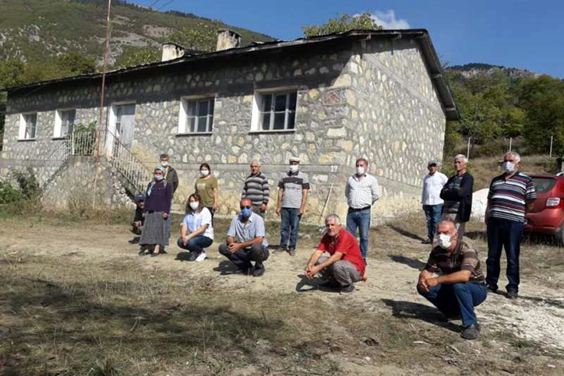 Ardanuç'ta taş ocağı tepkisi: Dinamitler yüzünden köyümüz yaşanmaz hale geldi 