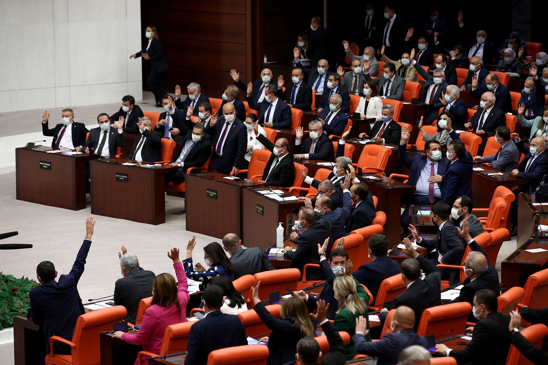 CHP ve HDP'den "Bütçe görüşmeleri Kovid-19 nedeniyle canlı yayınlansın" talebi