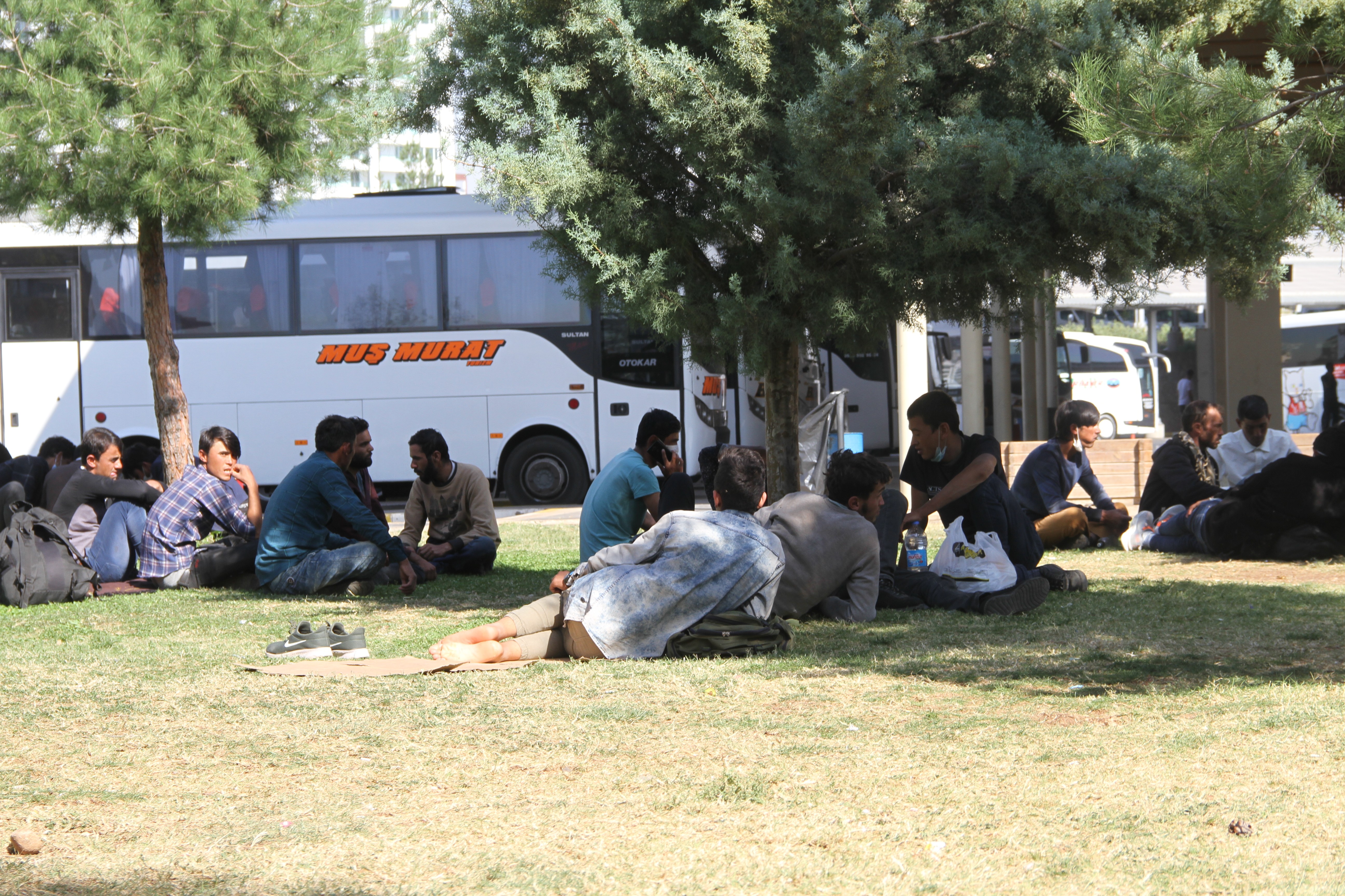 İstanbul'a ulaşmaya çalışan mülteciler Diyarbakır Otogarında kötü şartlarda bekliyor