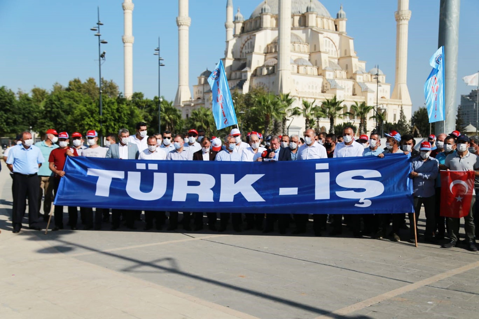 Türk-İş, hükümetin yasalaştırdığı sözde 'İstihdam paketi'ne tepki olarak Adana'da basın açıklaması gerçekleştirdi.