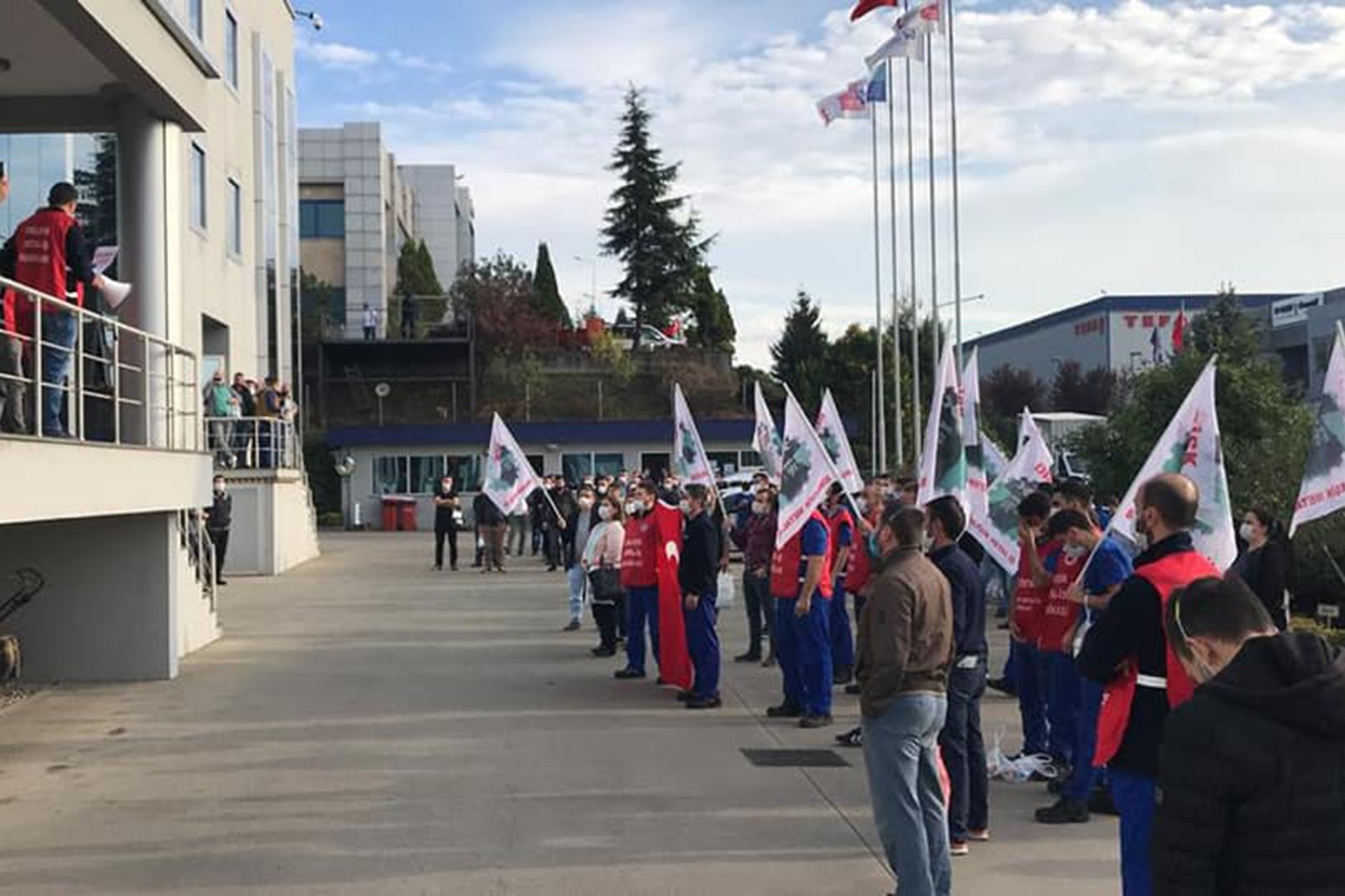 DİSK üyesi işçiler kıdem tazminatı hakkı için fabrika ve iş yerlerinde eylem yaptı