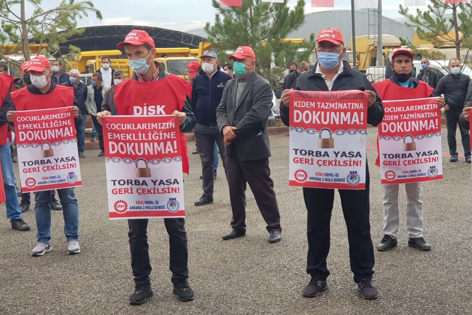 Genel-İş Sendikası Ankara 2 No'lu Şube üyesi işçiler, Meclis komisyonundan geçen torba yasaya karşı eylem yaptı. 