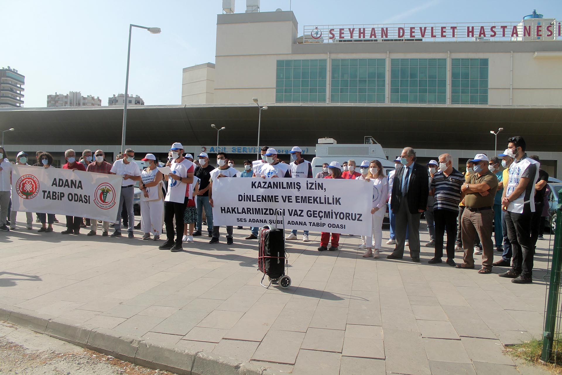 TTB Merkez Konseyi Üyeleri, SES üyeleri Adana'da açıklama yaptı