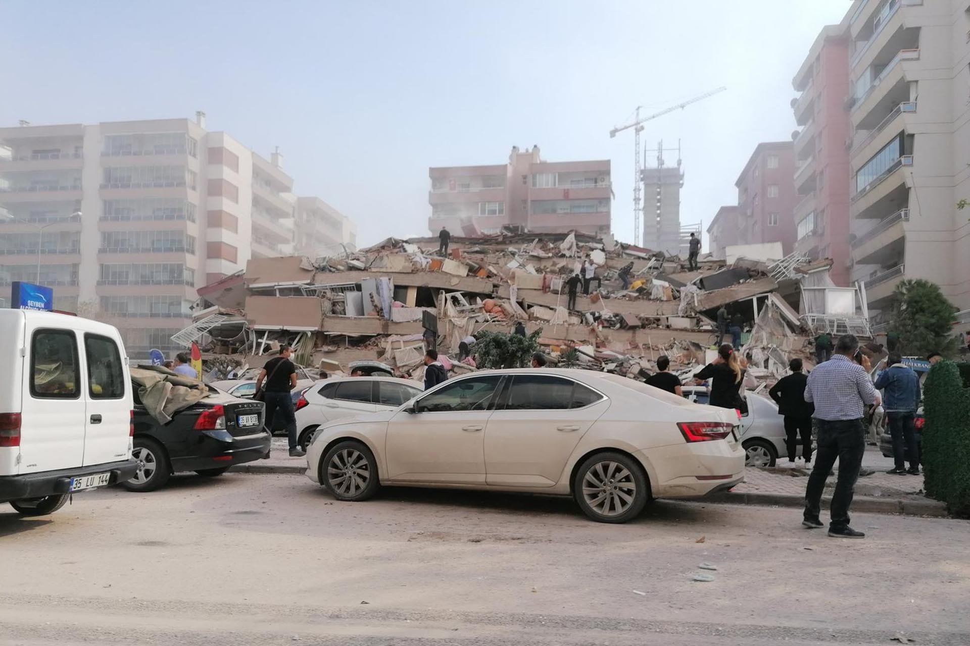 İzmir'de bazı binalar yıkıldı