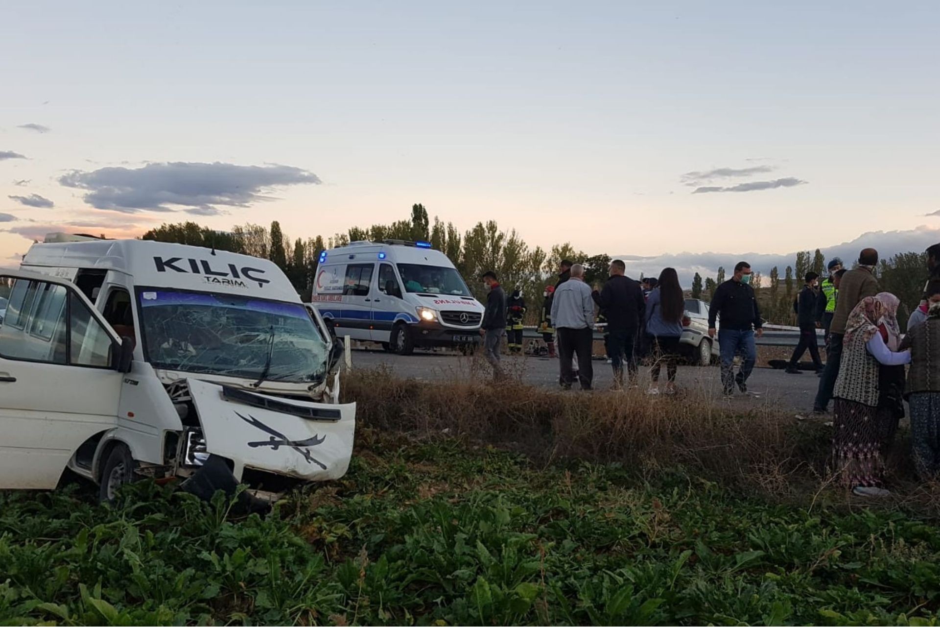 Tarım işçilerini taşıyan minibüs ile otomobil çarpıştı: 2 ölü, 14 yaralı