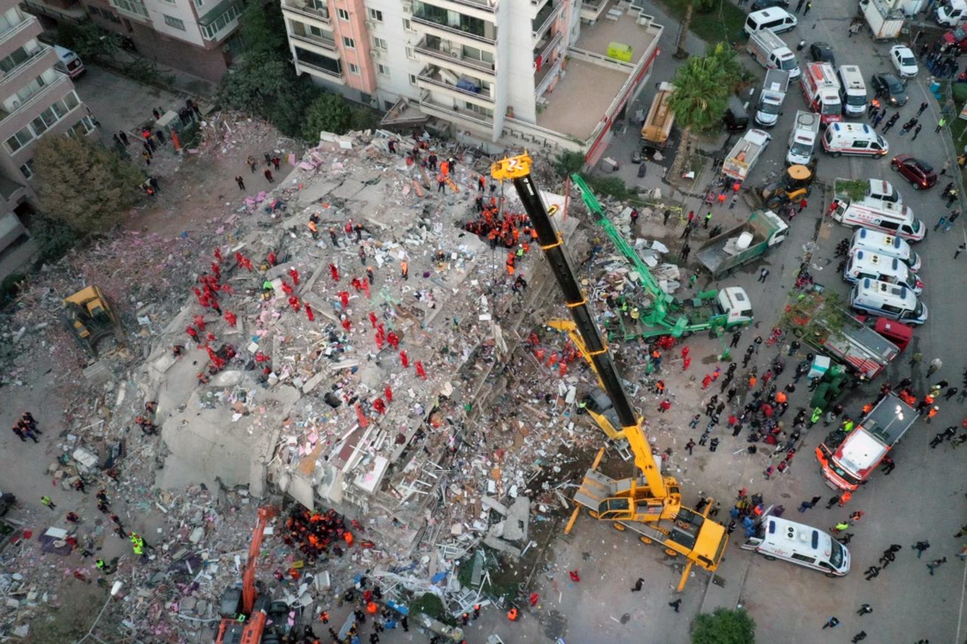 İzmir'de mağaza çalışanı olan Sinem Müldür: Depremde çalışmaya devam ettik