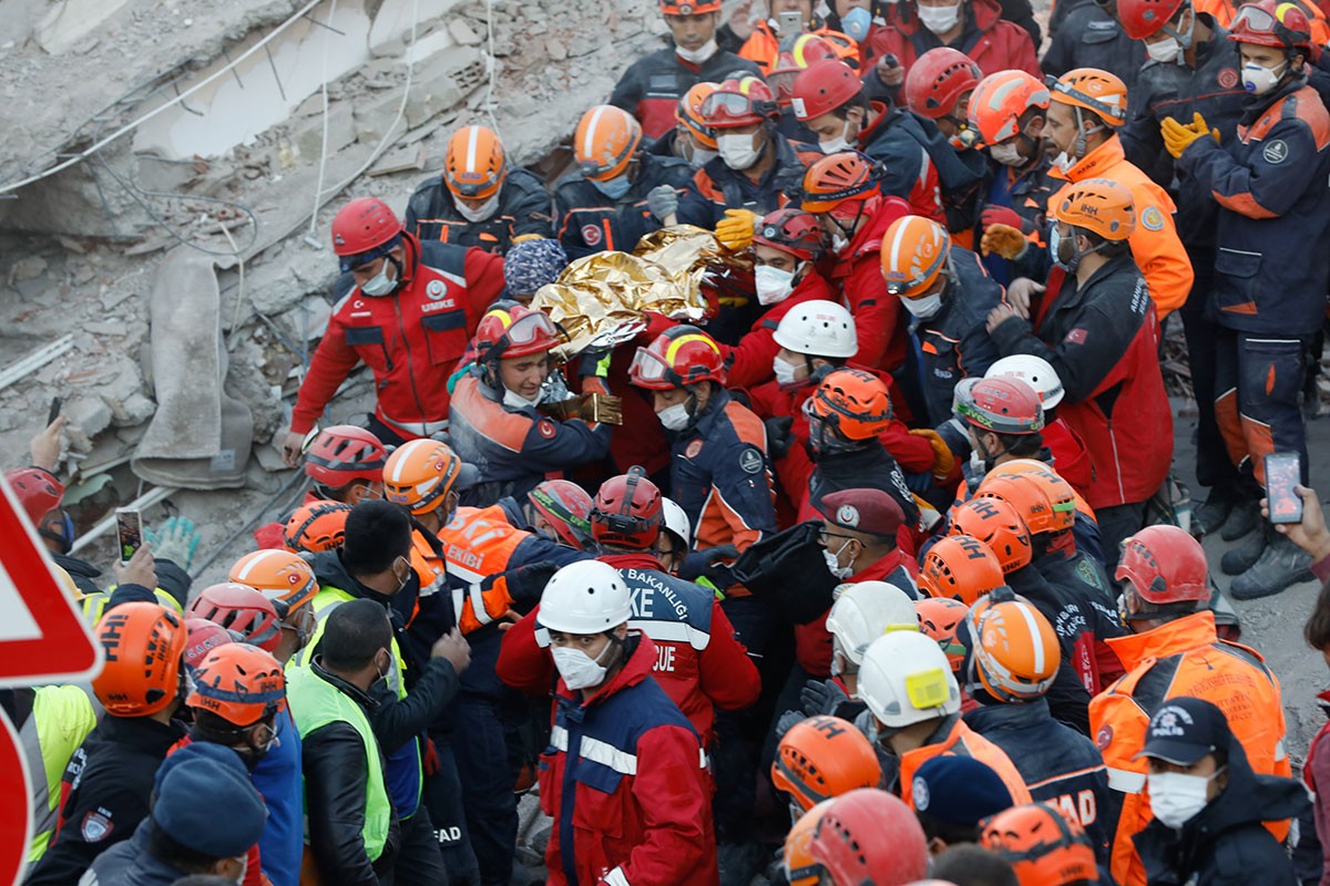 İzmir'de 5 binada arama kurtarma çalışmaları sürüyor