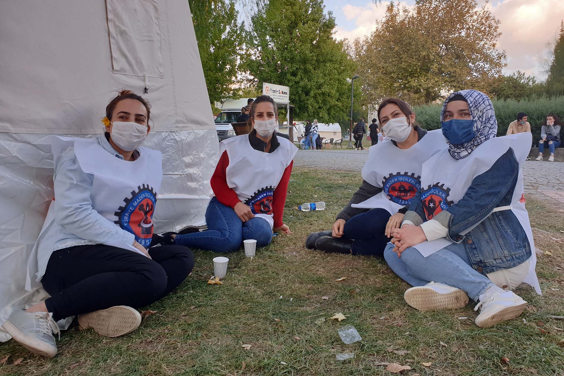 Maden-İş’li kadınlar depremzedelerle dayanışma standında