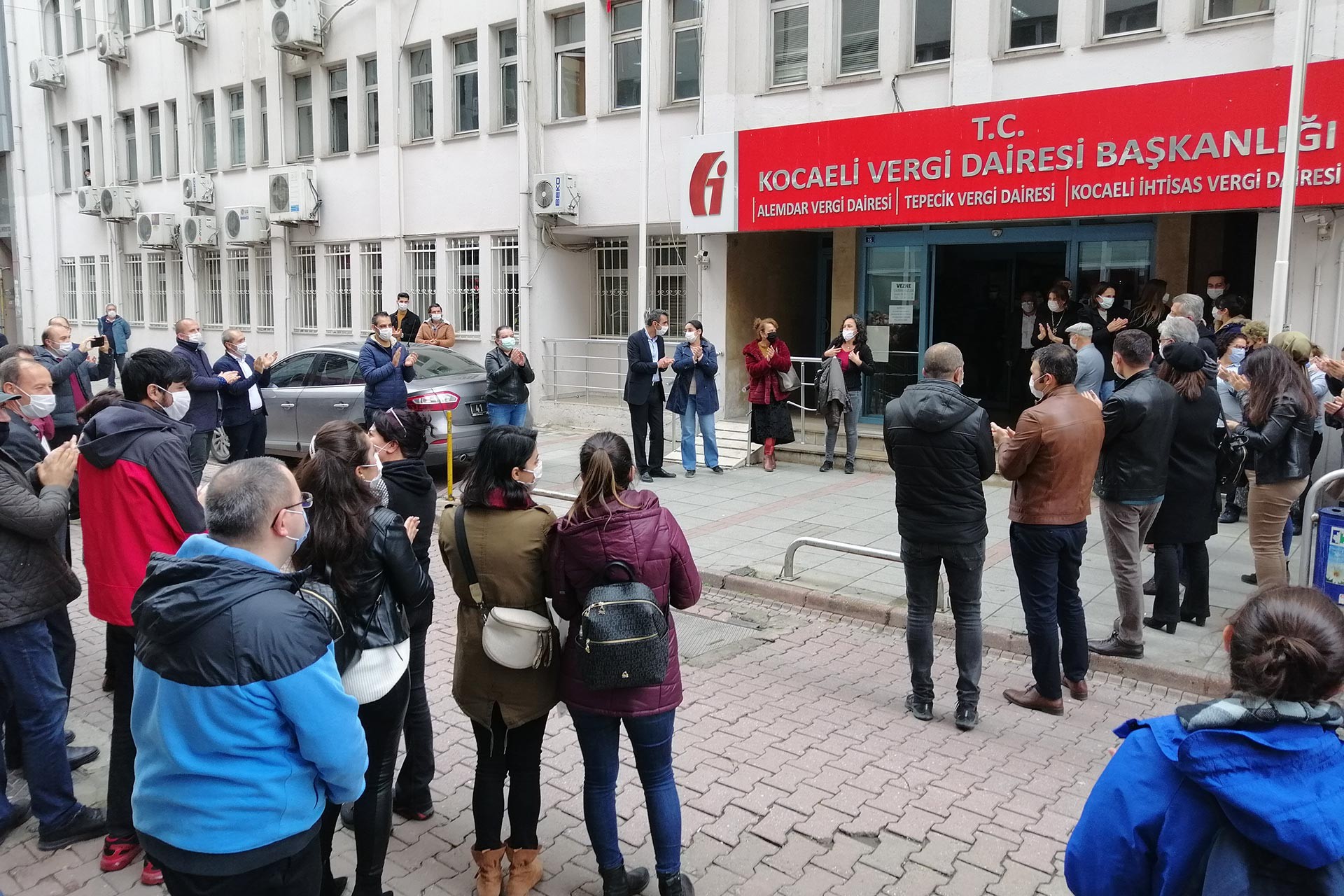 Hasarlı binadaki kamu emekçileri iki gündür eylemde: İnsanca çalışmak istiyoruz