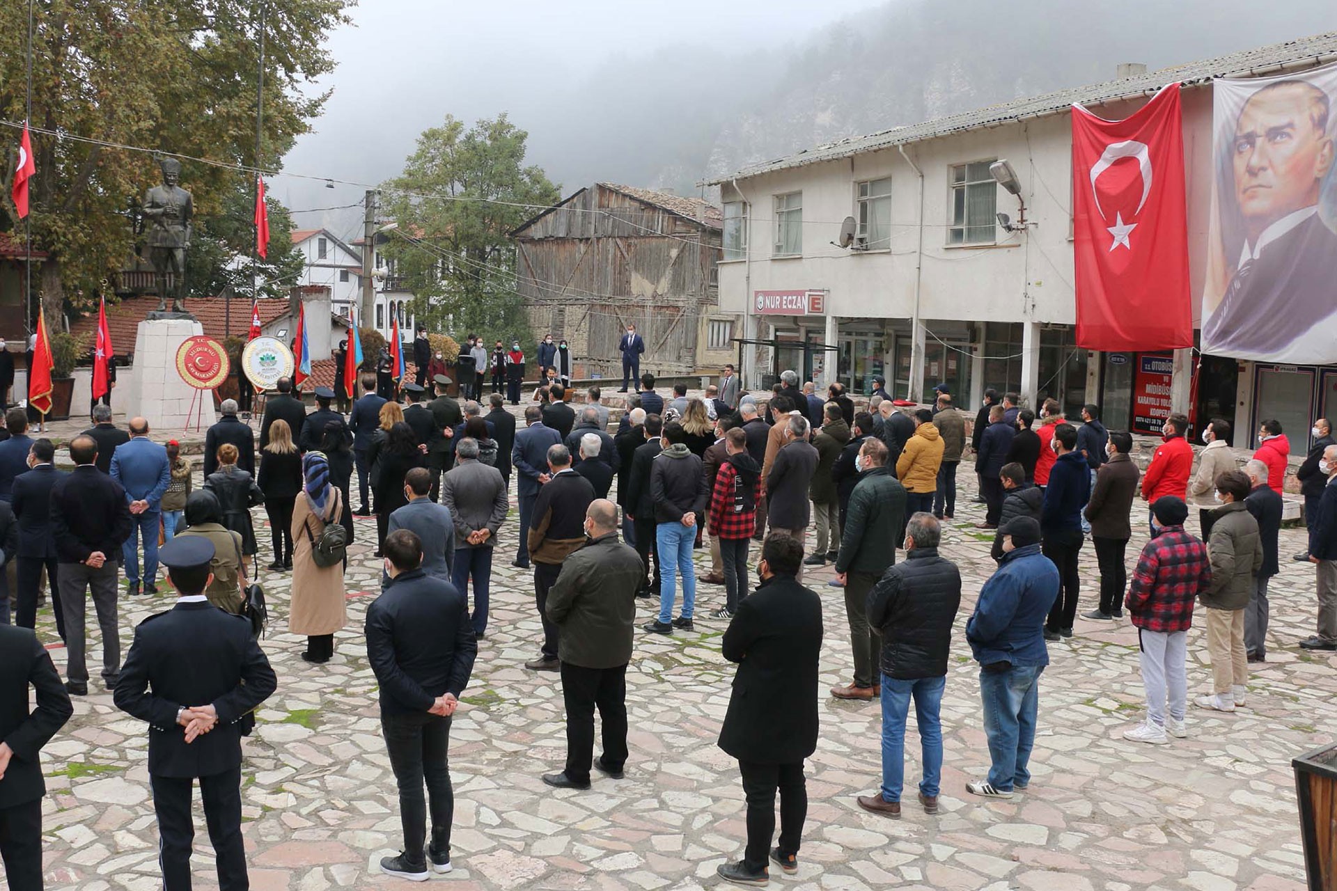 Atatürk heykeli önünde saygı duruşunda bulunanlar