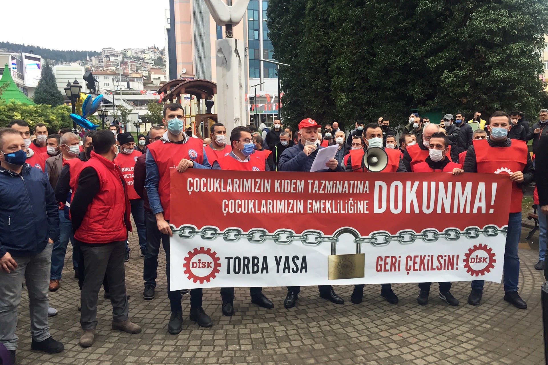 DİSK, torba yasanın geri çekilmesi talebiyle Kocaeli'de eylem düzenledi.