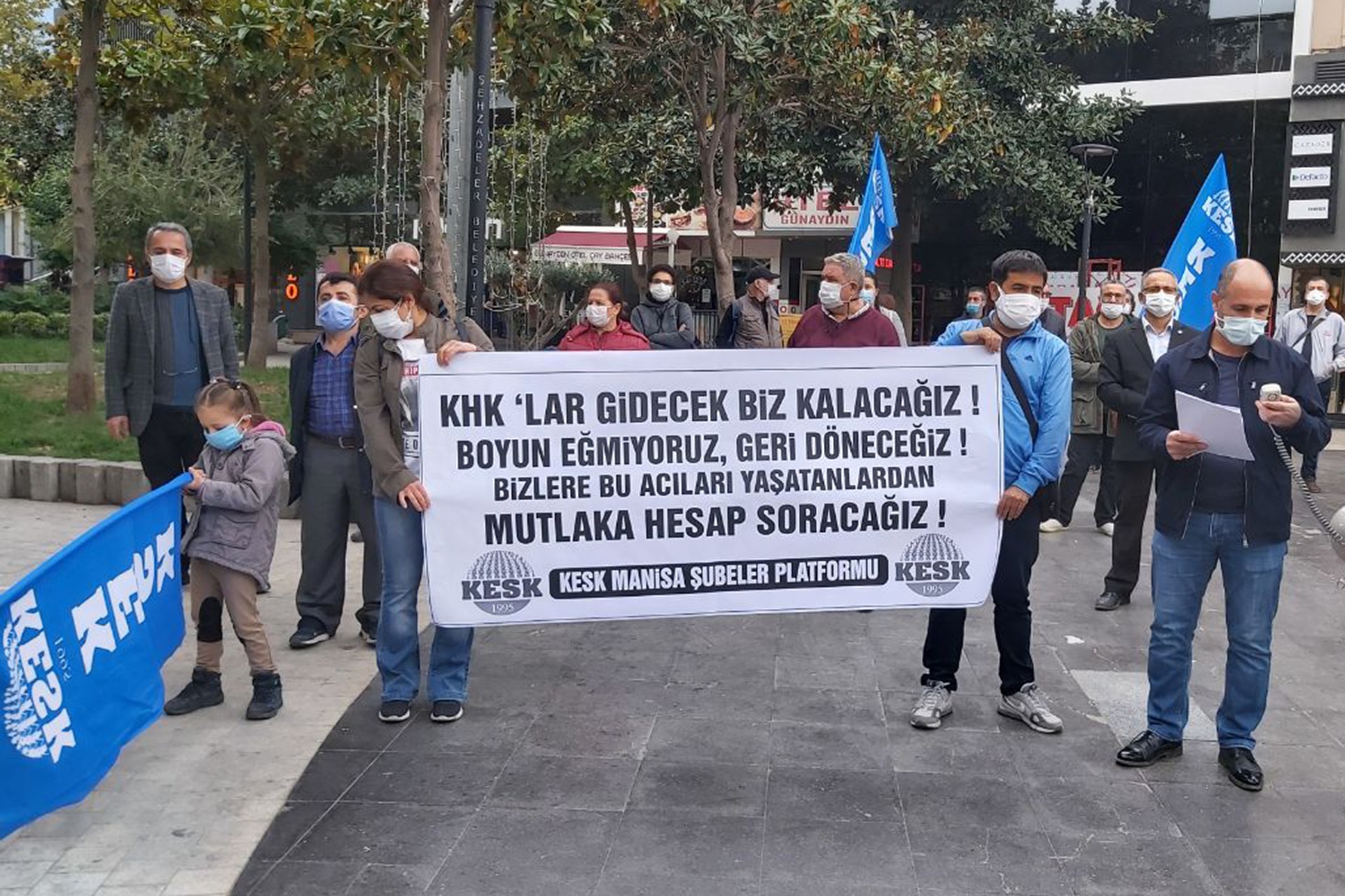 KESK üyesi emekçiler, OHAL Komisyonunun lağvedilmesi ve KHK ile işlerinden edilen emekçilerin işlerine iade edilmesi talebiyle Manisa'da basın açıklaması gerçekleştirdi.