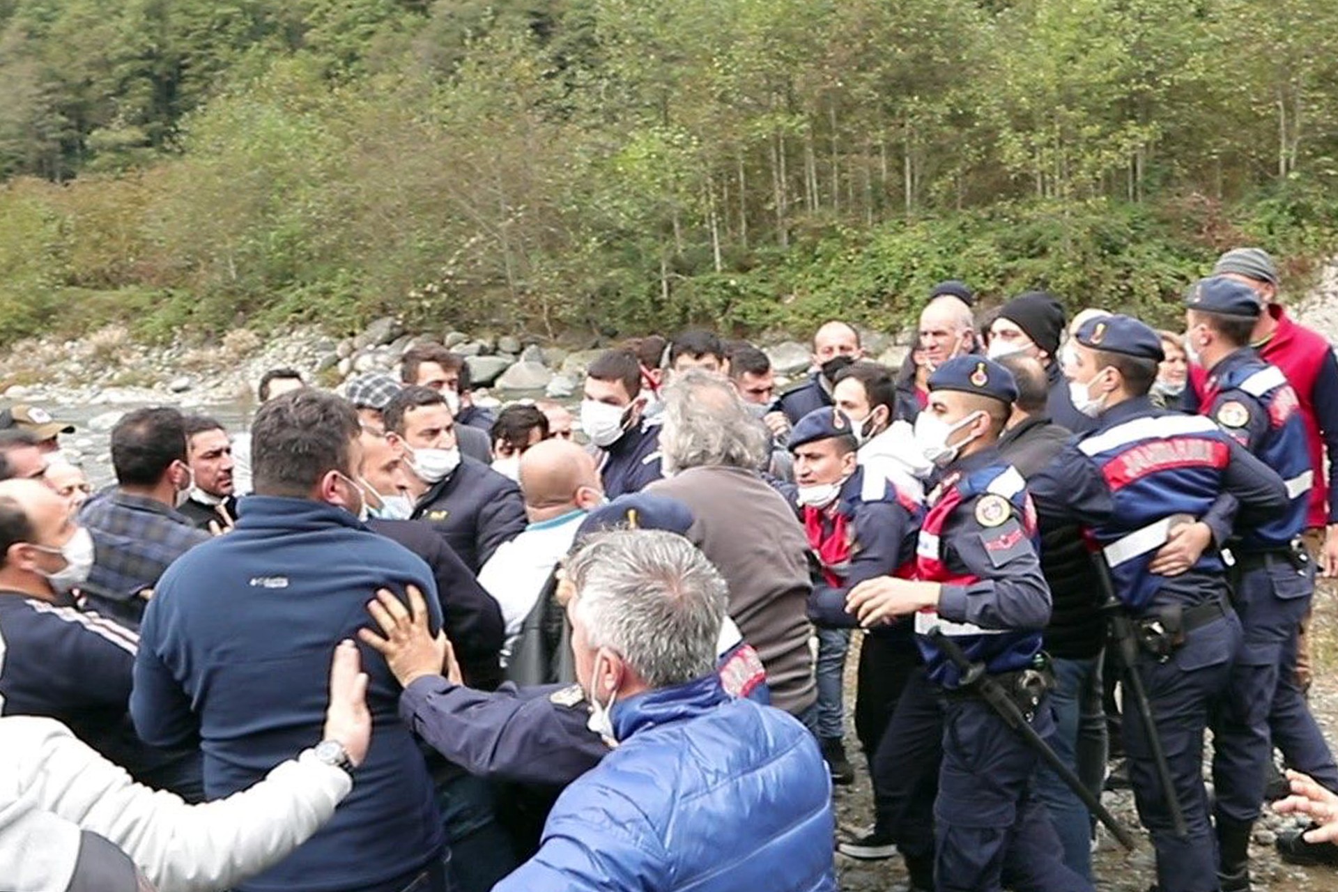 Çağlayan Deresi üzerinde balık çiftliği kurmak isteyen AKP'li Kuzuoğlu halka saldırdı