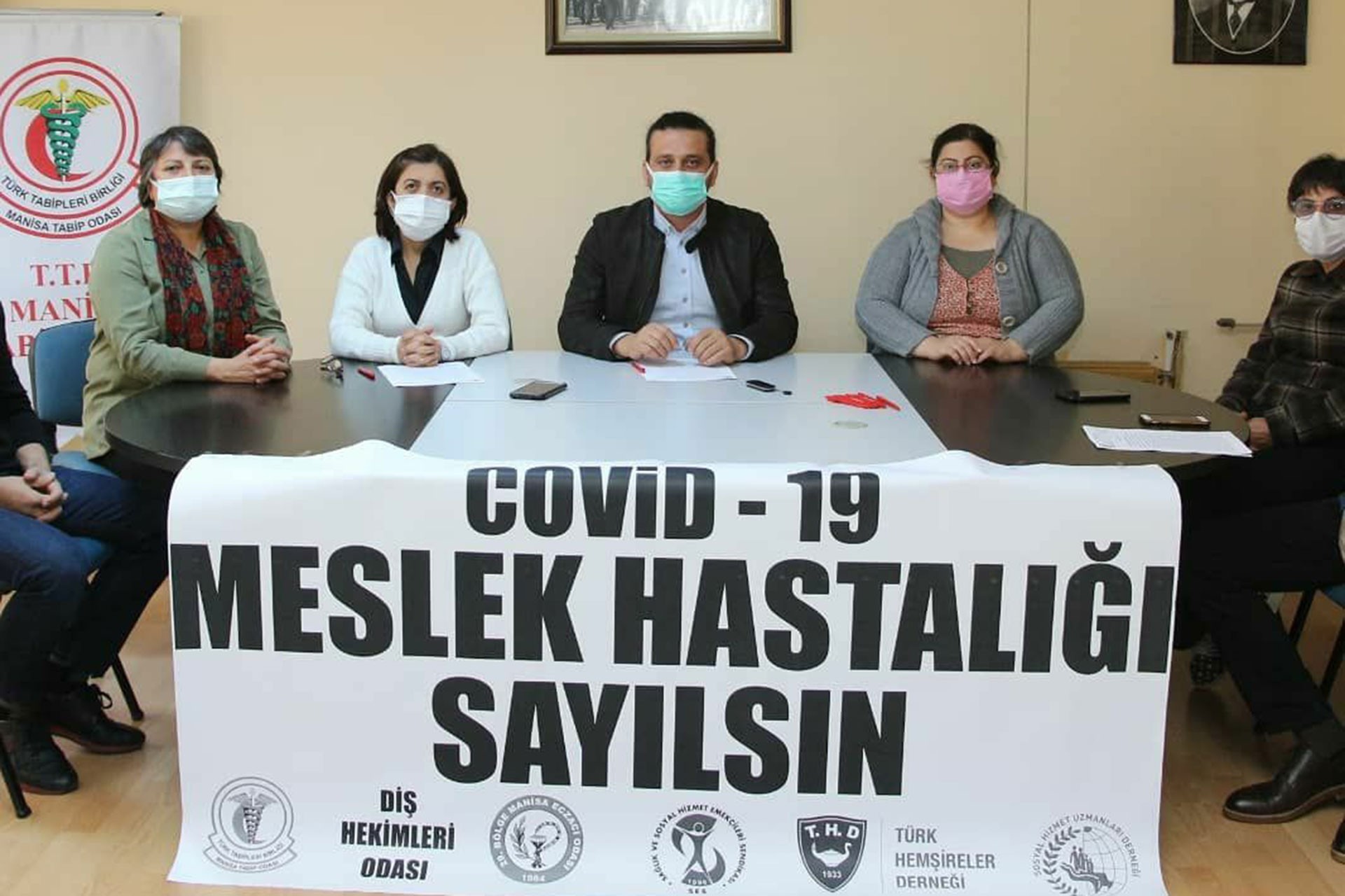 Manisa'da sağlık örgütleri: Kovid-19 sağlık çalışanlarının meslek hastalığıdır