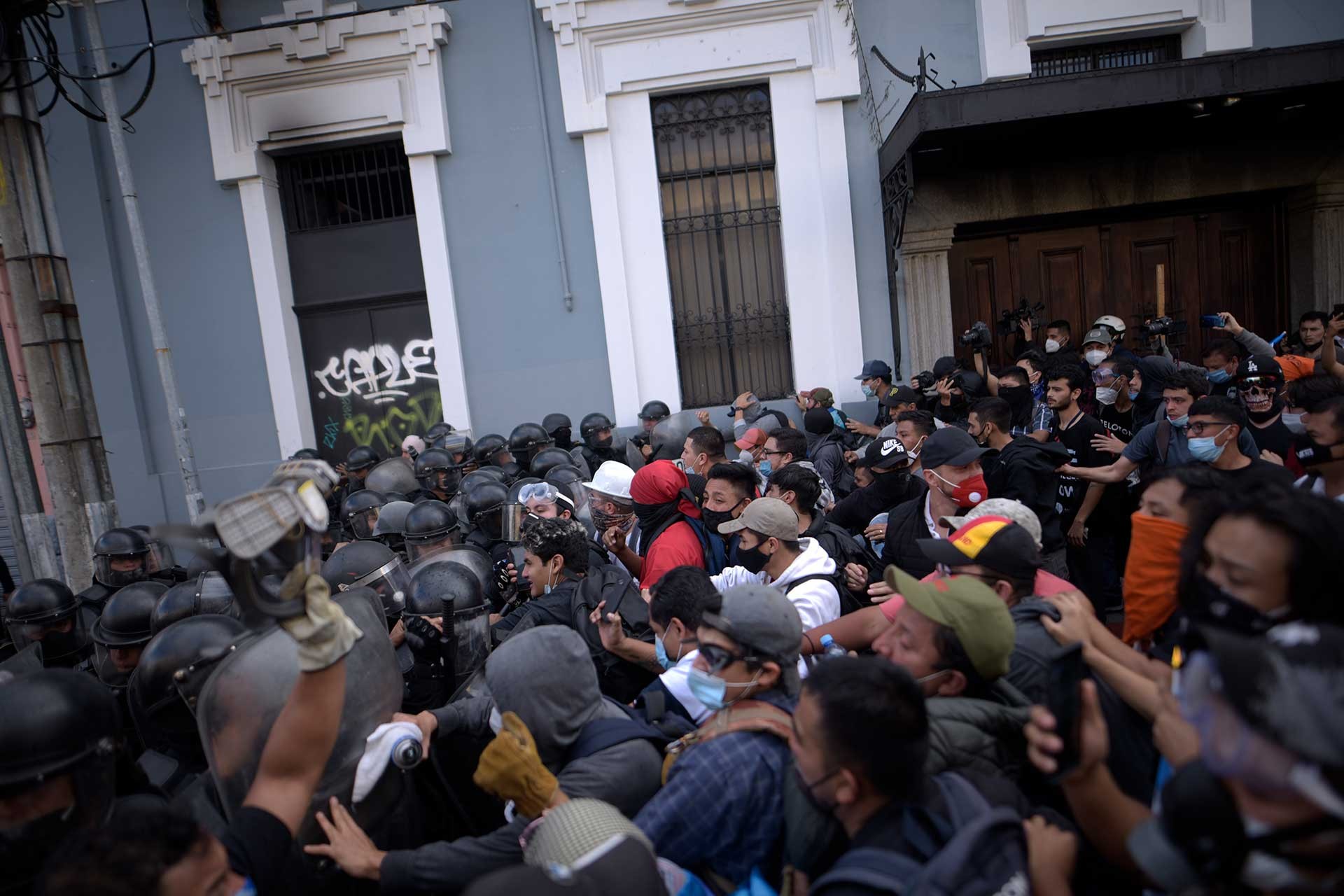  Guatemala'da protesto için kongre binasına girmek isteyenler (sağda) ve karşılarında polis