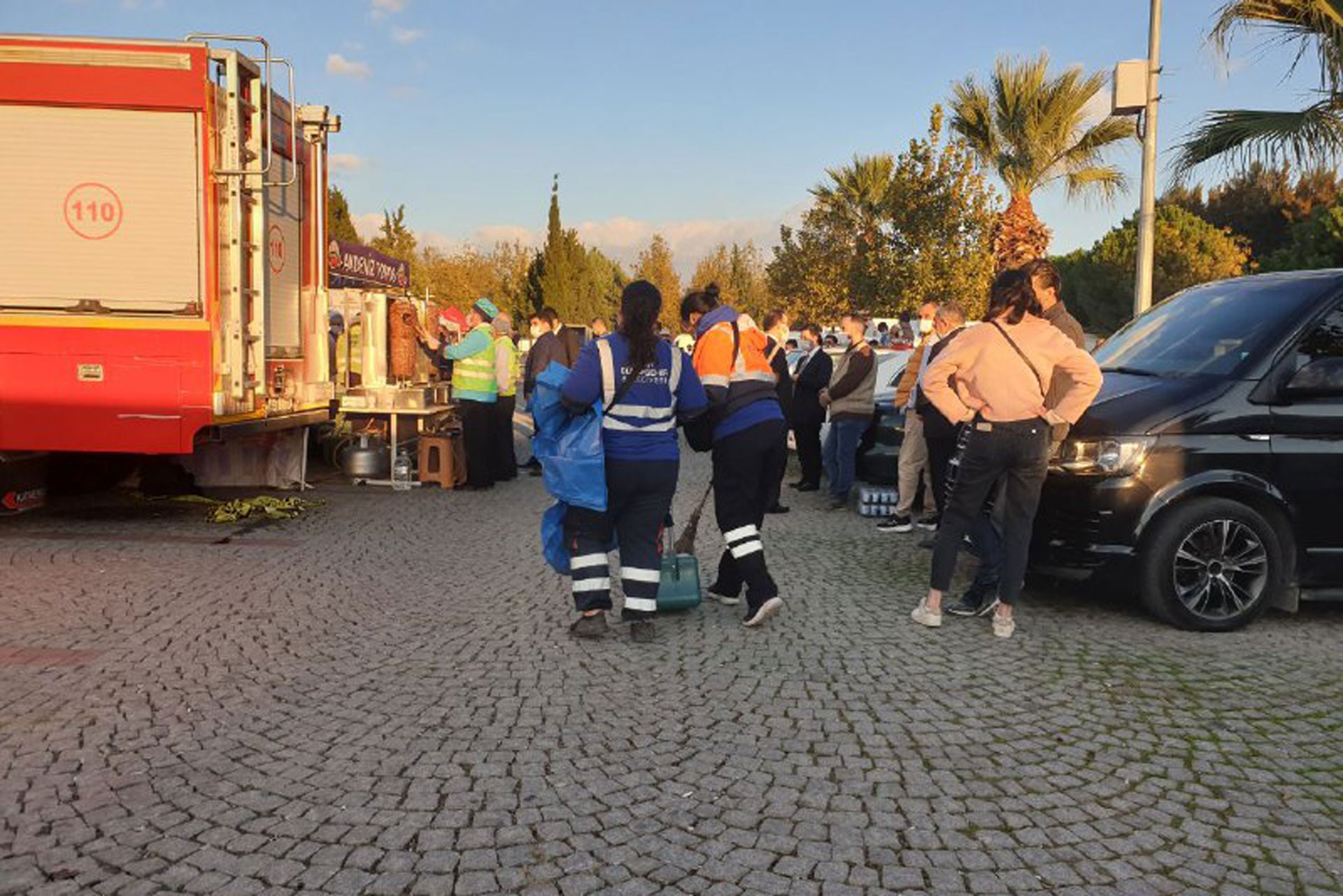 İzmir yol süpürge işçisi kadınlar 