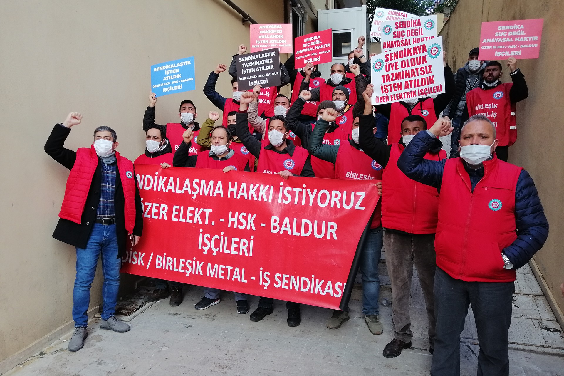 Birleşik Metal-İş üyesi işçiler Gebze'den Ankara'ya yürüyor.