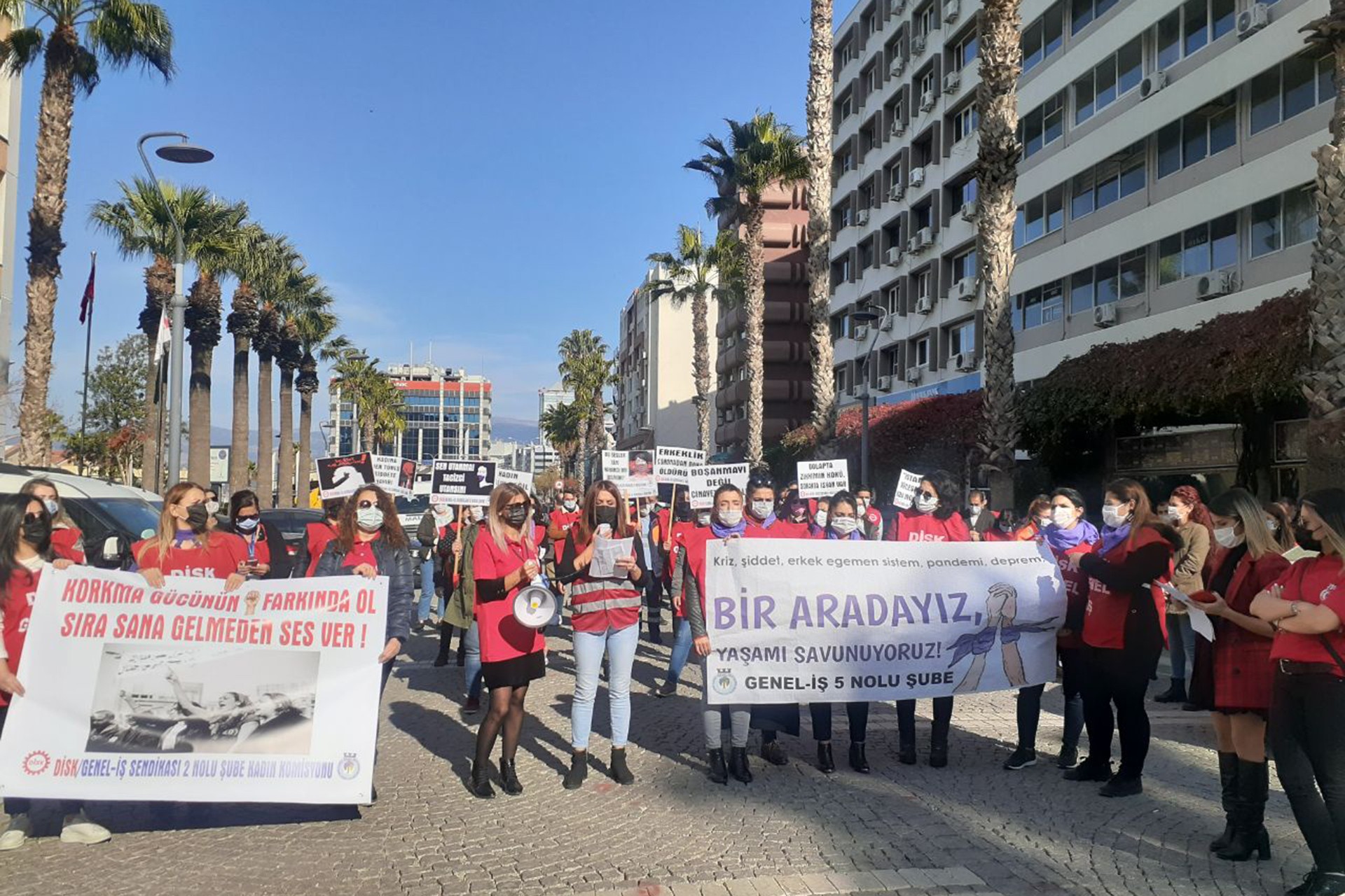 Genel-İş İzmir 2 No’lu Şube üyesi kadınlar şiddete karşı alanlara çıktı