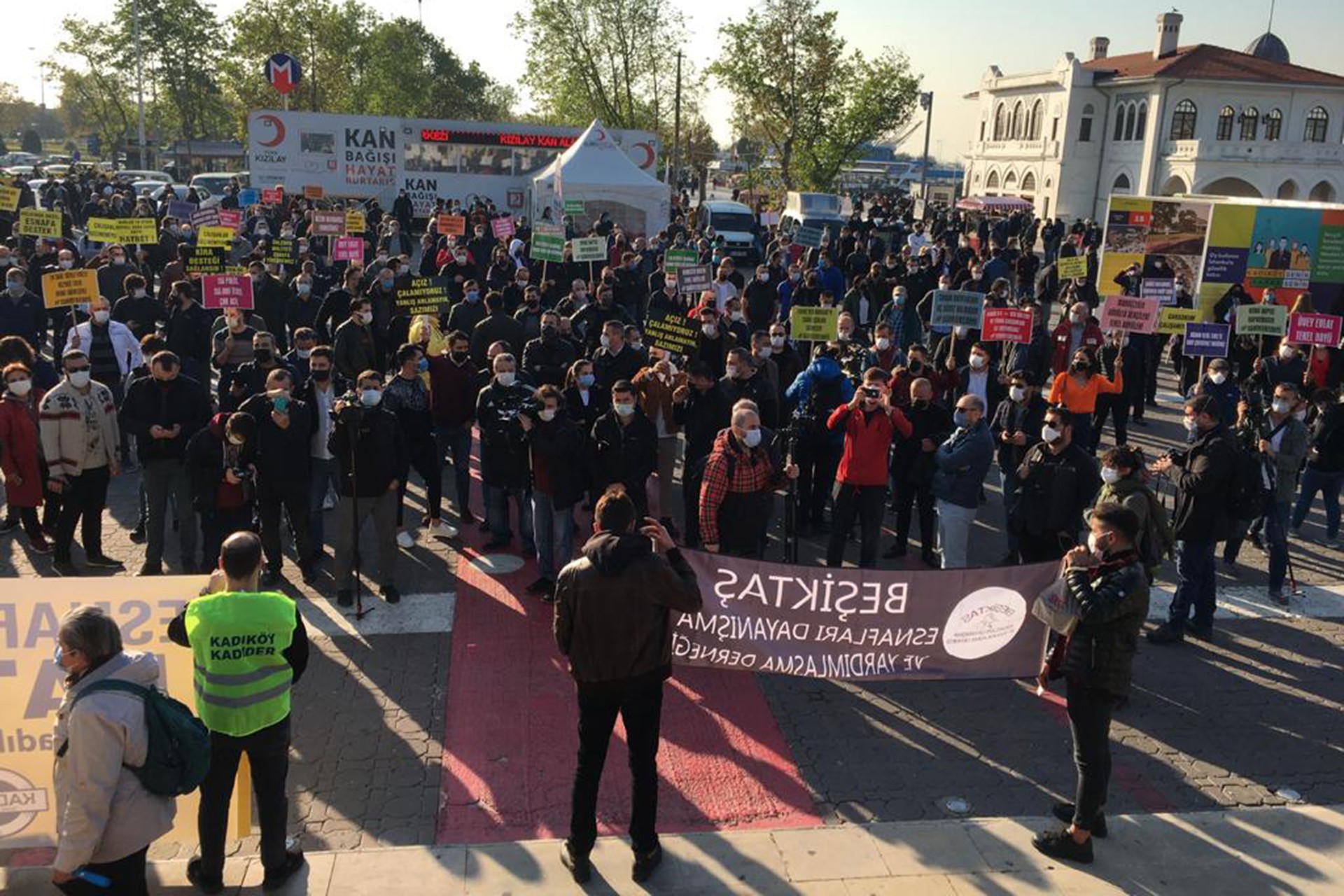 Kadıköy'de yüzlerce esnaf eylem yaptı, "Gerçekçi bir çözüm istiyoruz" dedi