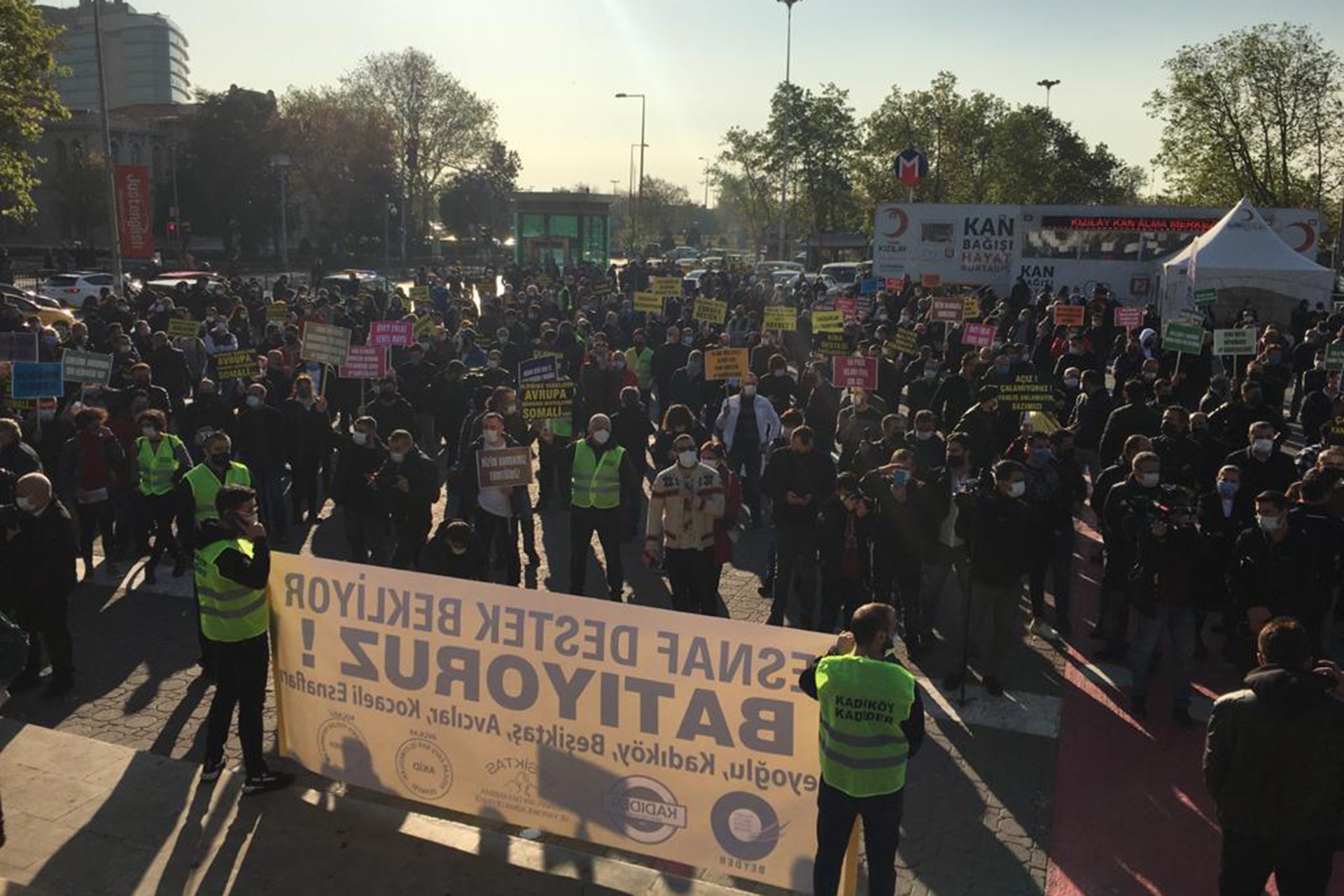 Kadıköy’de eylem yapan yüzlerce esnaf 'Hükümetten destek bekliyoruz' dedi.