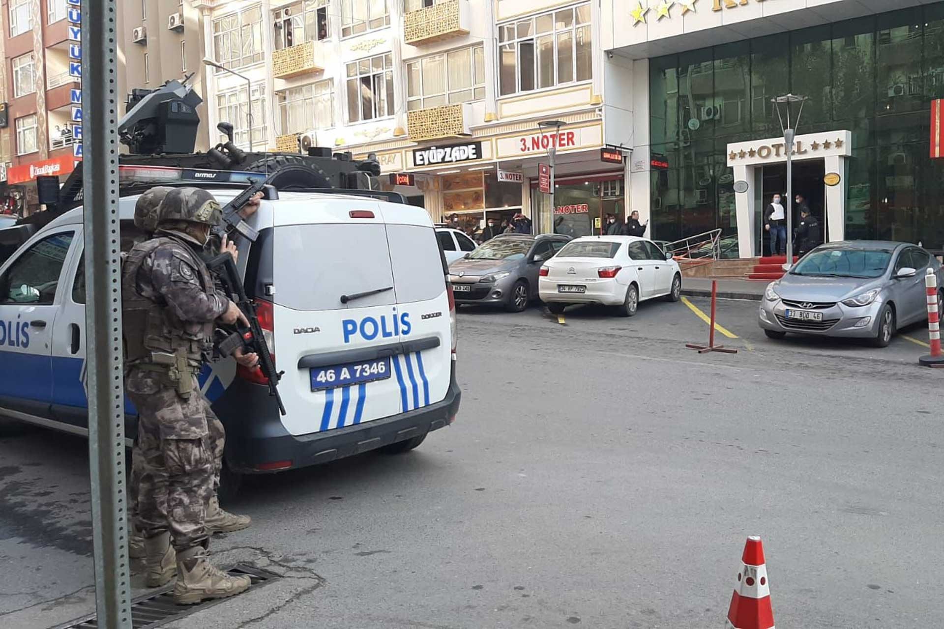 Cinayet şüphelisi, kendisini almaya gelen polislere ateş açtı: 1 polis öldü