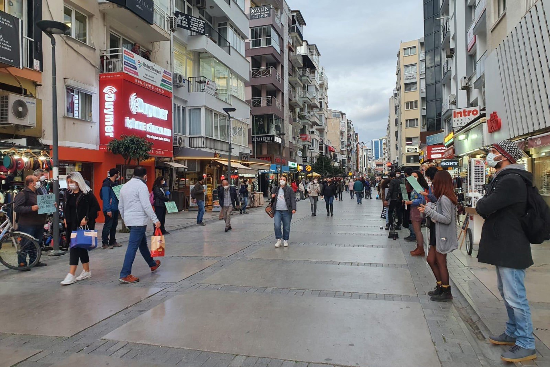 İzmir’de esnaf ve kültür sanat emekçileri "Batıyoruz! Ödenekler nerede" diye sordu