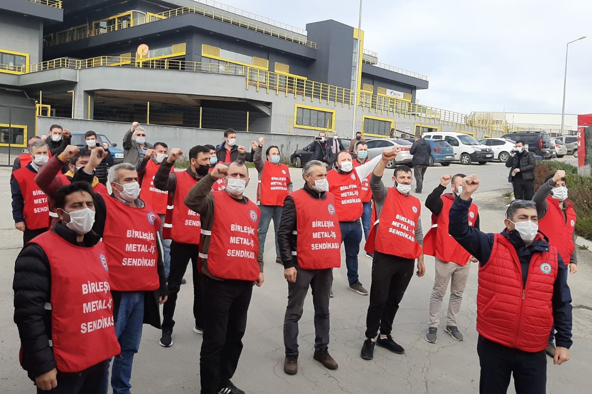 Baldur Süspansiyon işçileri fabrikaya grev kararını astı