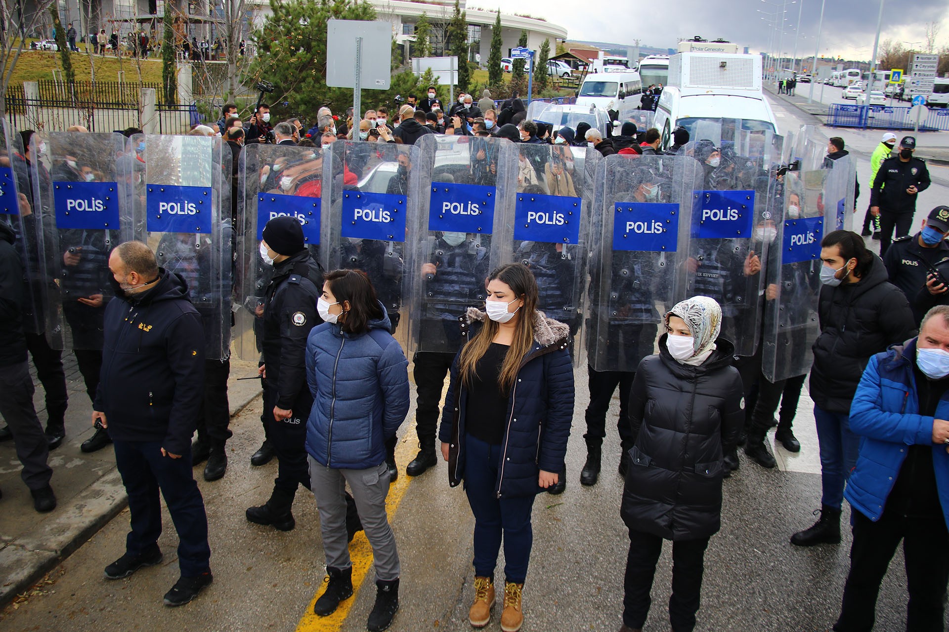 Pandemide hayatını kaybeden sağlık emekçileri için bakanlık önünde saygı duruşu