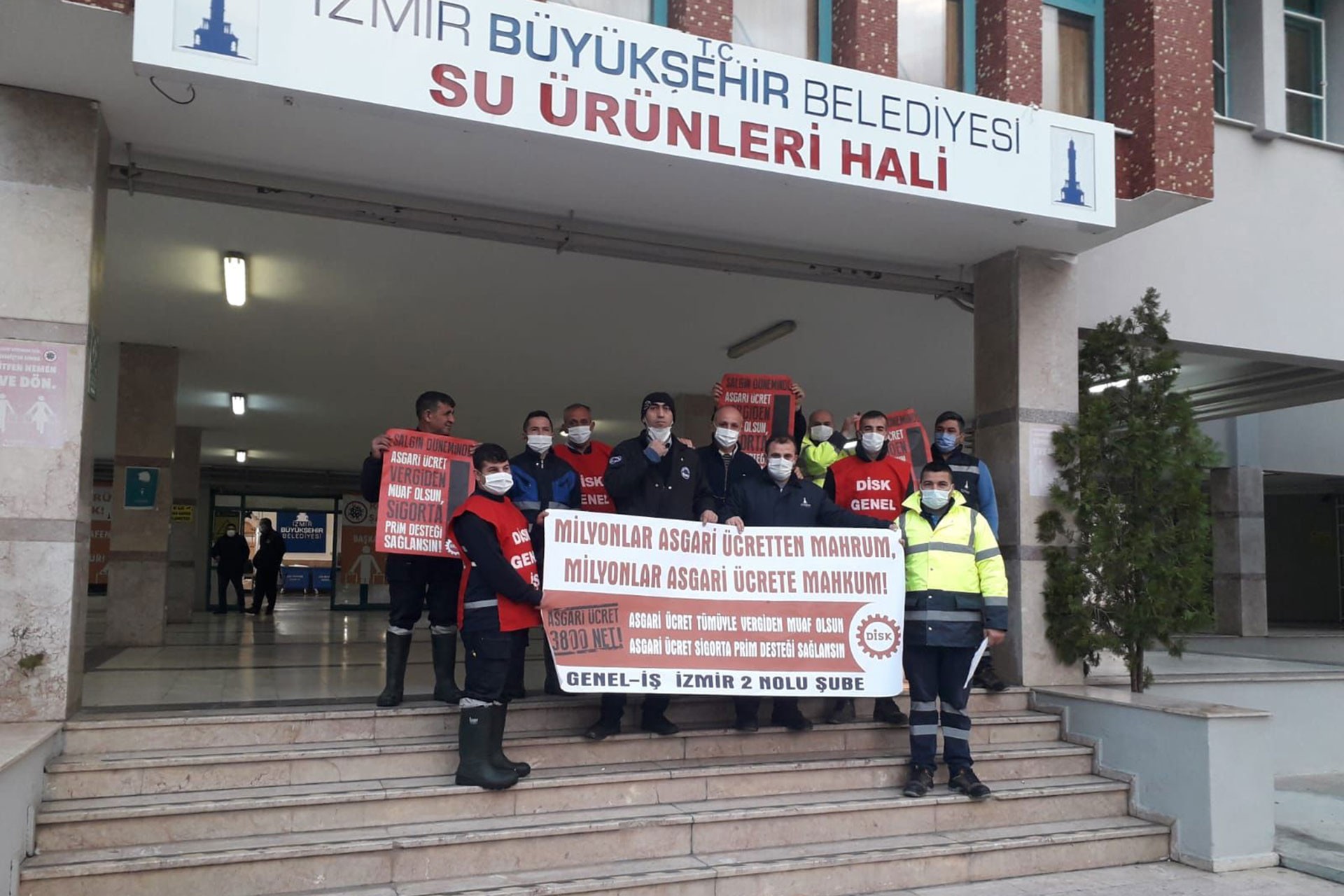 İzmir’de belediye işçileri asgari ücret için ortak mücadele çağrısı yaptı