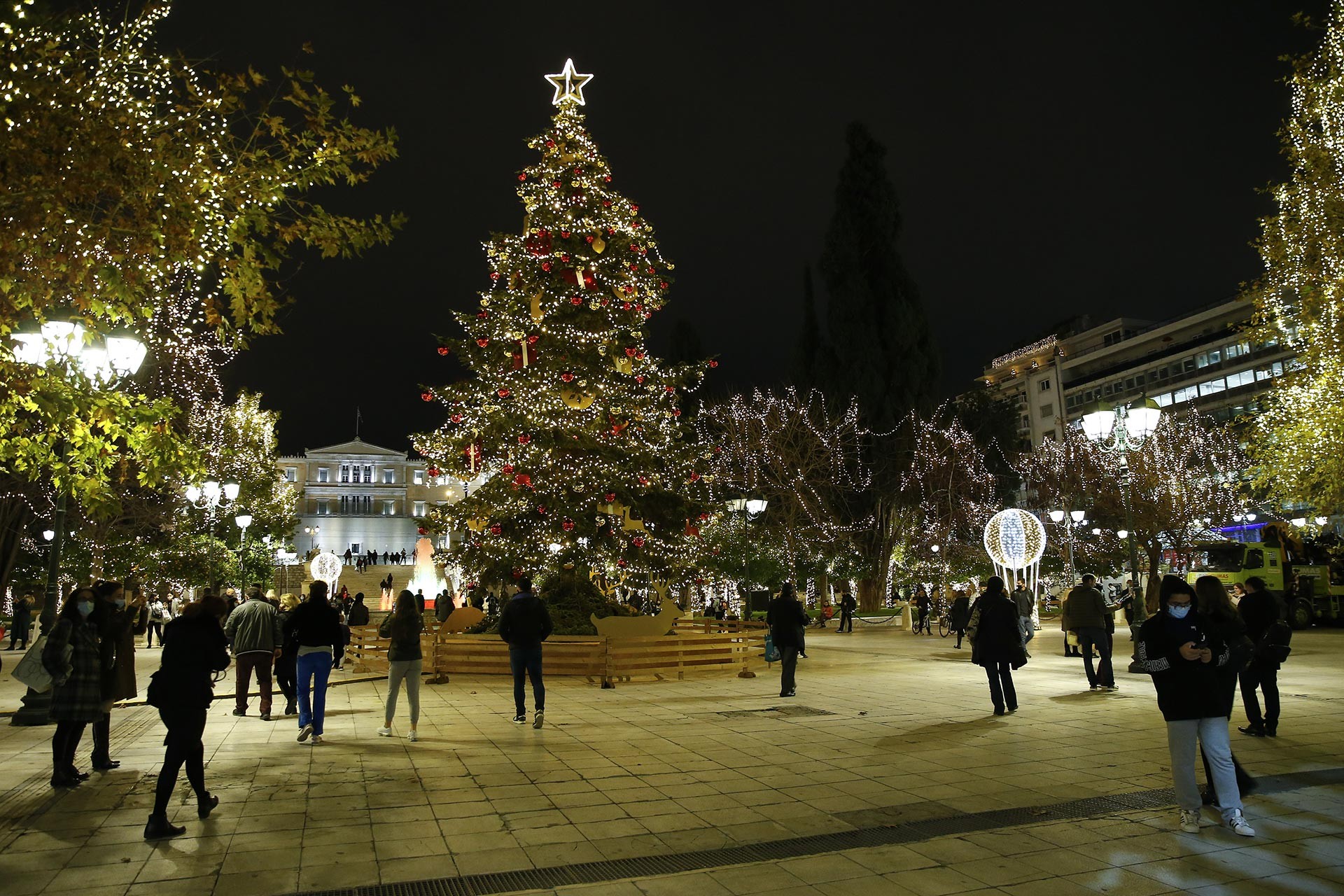 Yunanistan'da Noel ağacı ve çevresindekiler