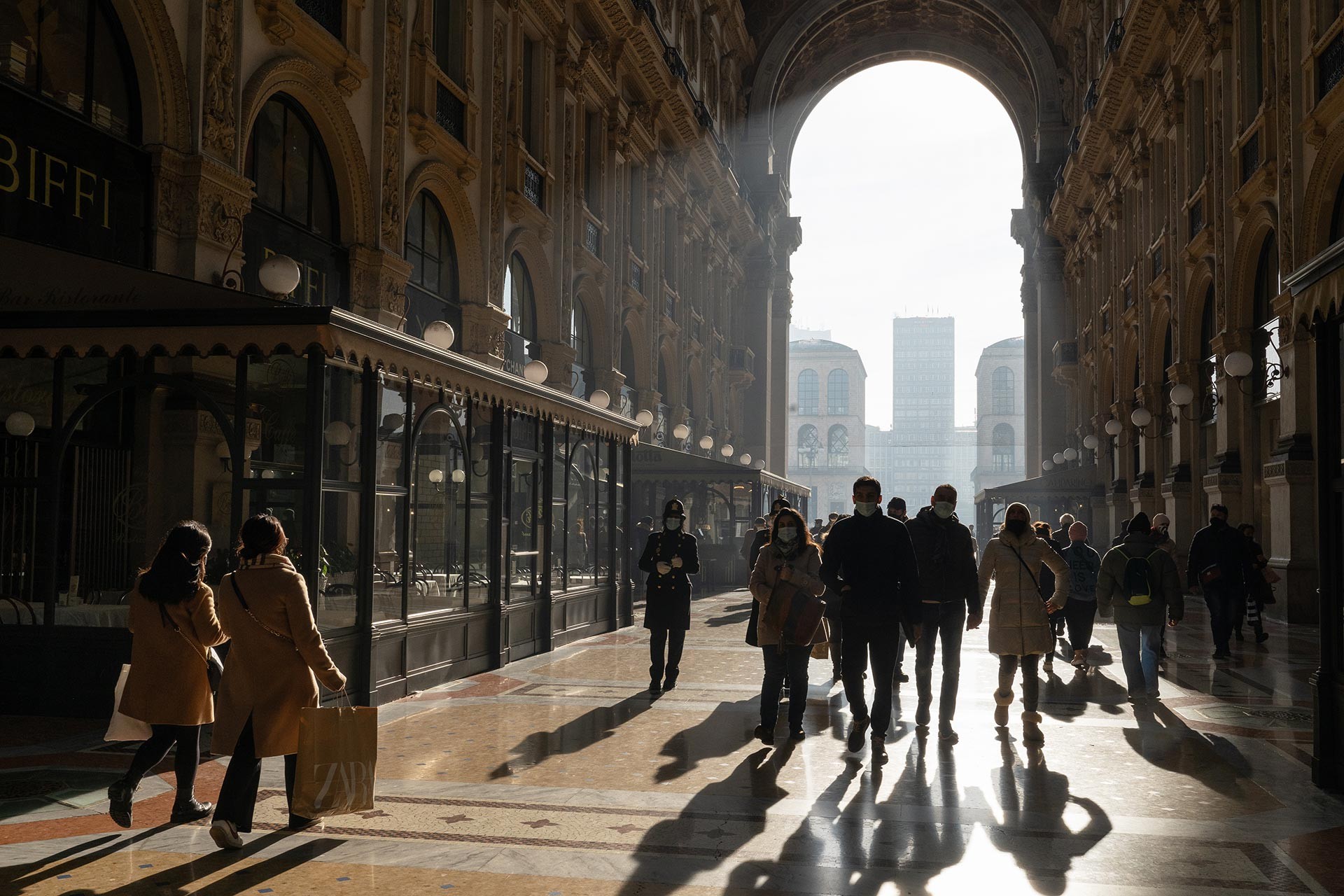 Milano'da gezen çok sayıda kişi