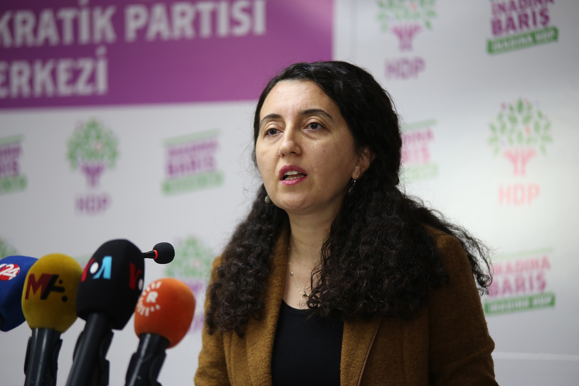 HDP Sözcüsü Ebru Günay: Kobanê iddianamesi mizah dergilerine kapak olur