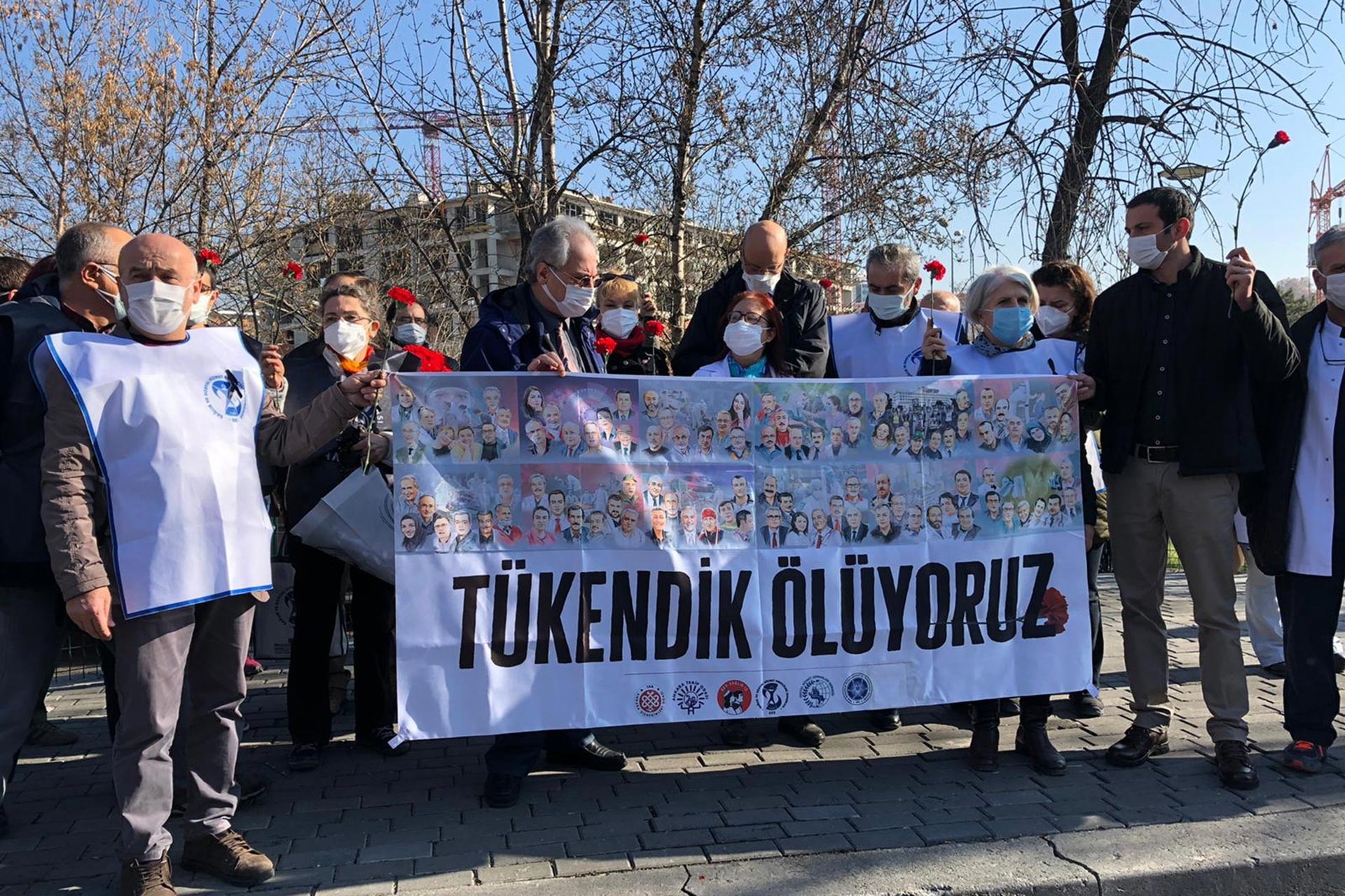 Ankara'da tükendik, ölüyoruz pankartının arkasında sağlıkçılar