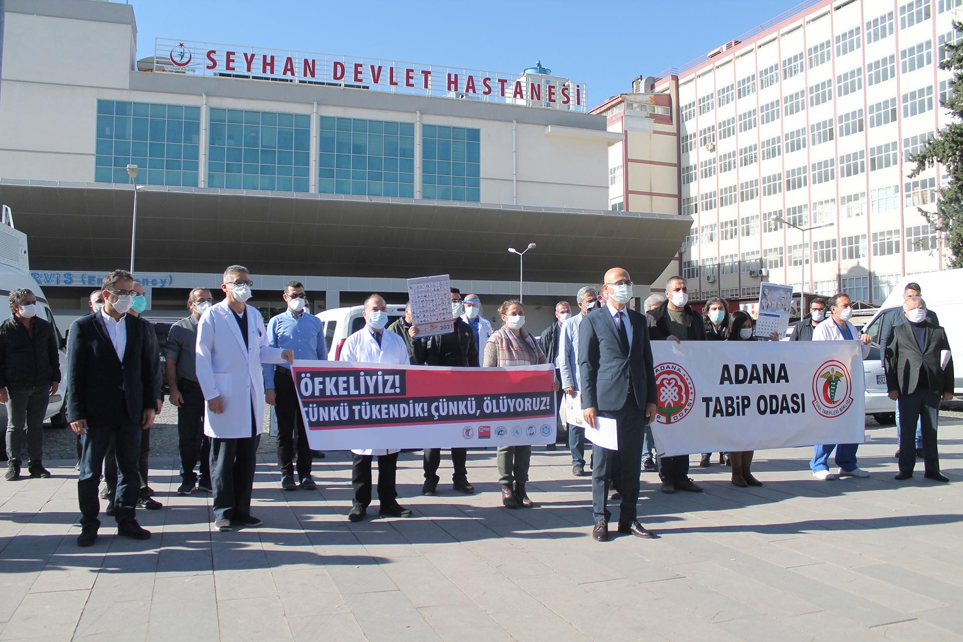 Seyhan Devlet Hastanesi önünde eylem yapan sağlıkçılar