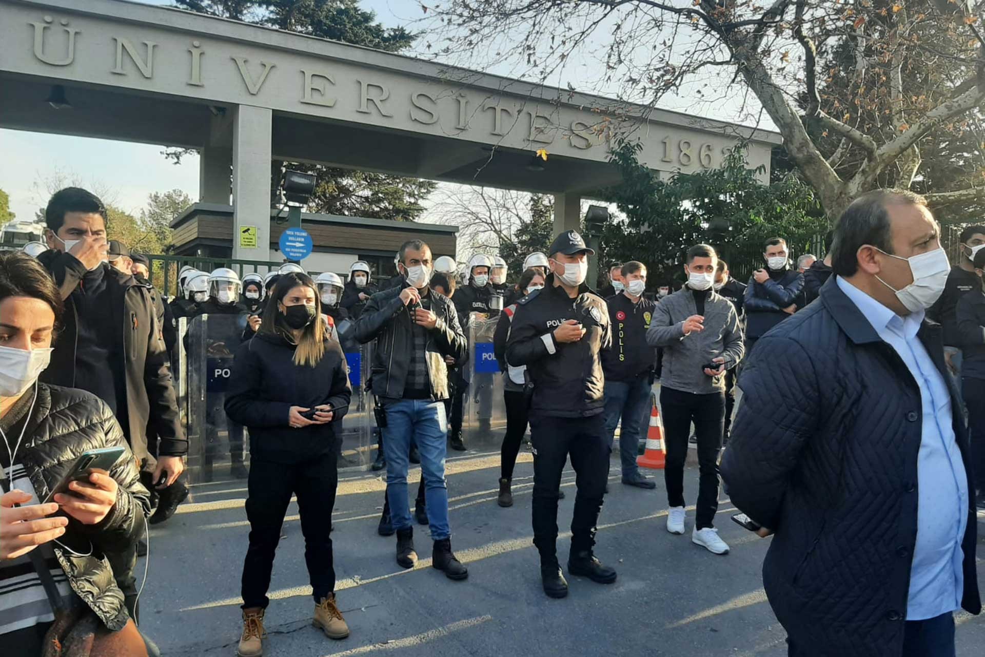 Boğaziçi Üniversitesi Güney Kampüsü önüne barikat kuruldu