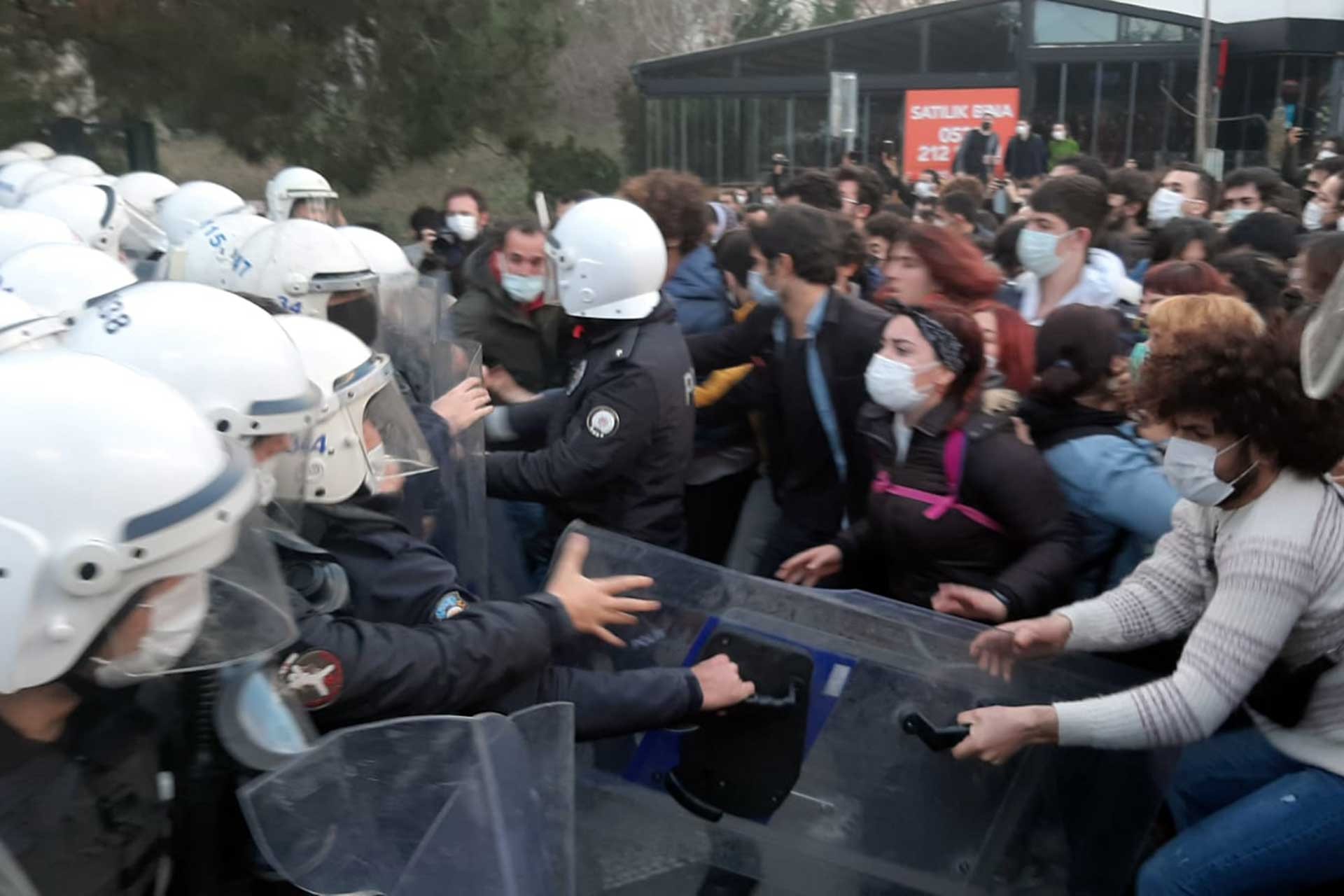 "Kayyum" rektör Melih Bulu'yu protesto eden Boğaziçi öğrencilerine polis müdahalesi