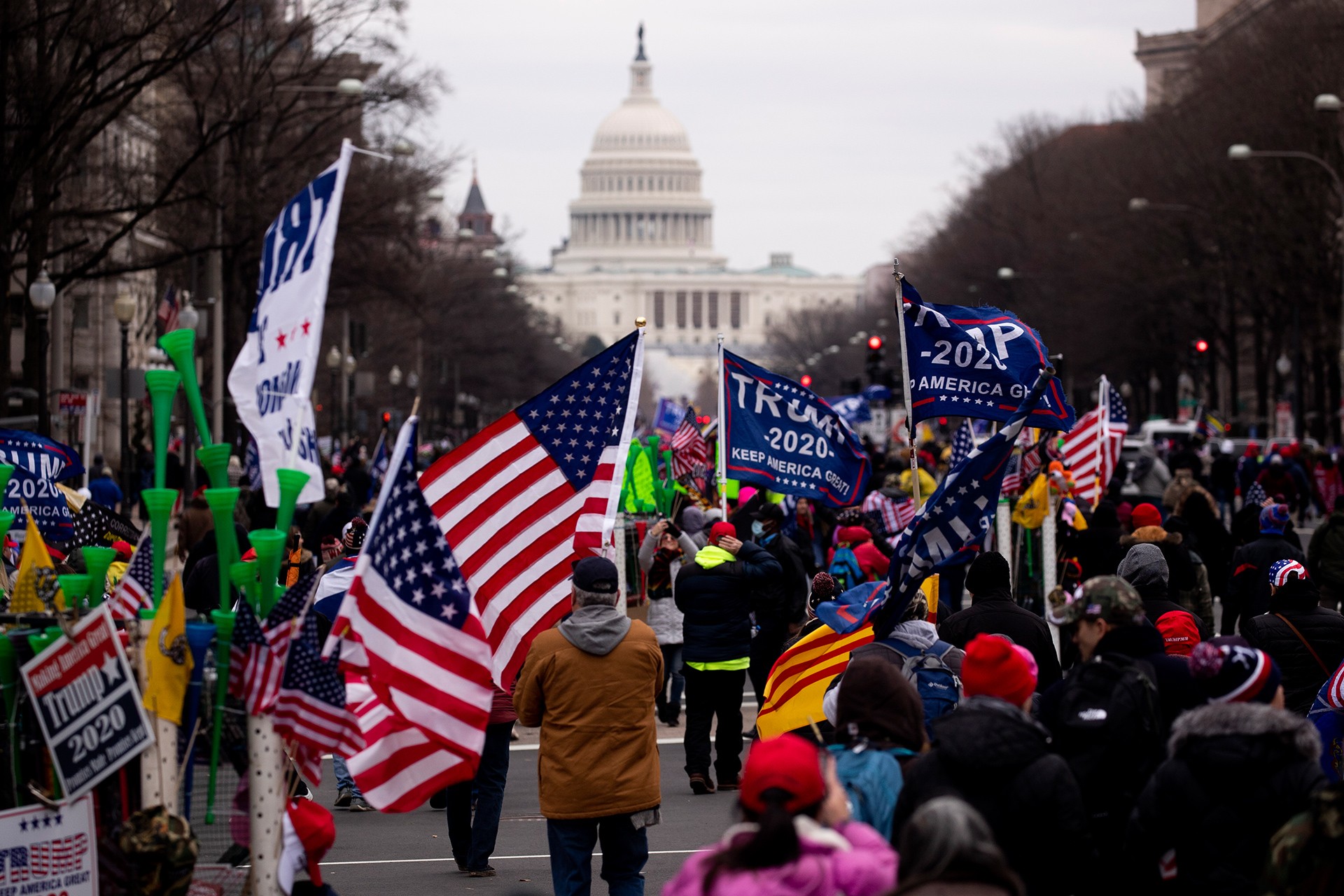 ABD'nin başkenti Washington'da Donald Trump'a destek gösterisi düzenleyen bir grup protestocu, polis barikatını aşarak Kongre binasına girdi.