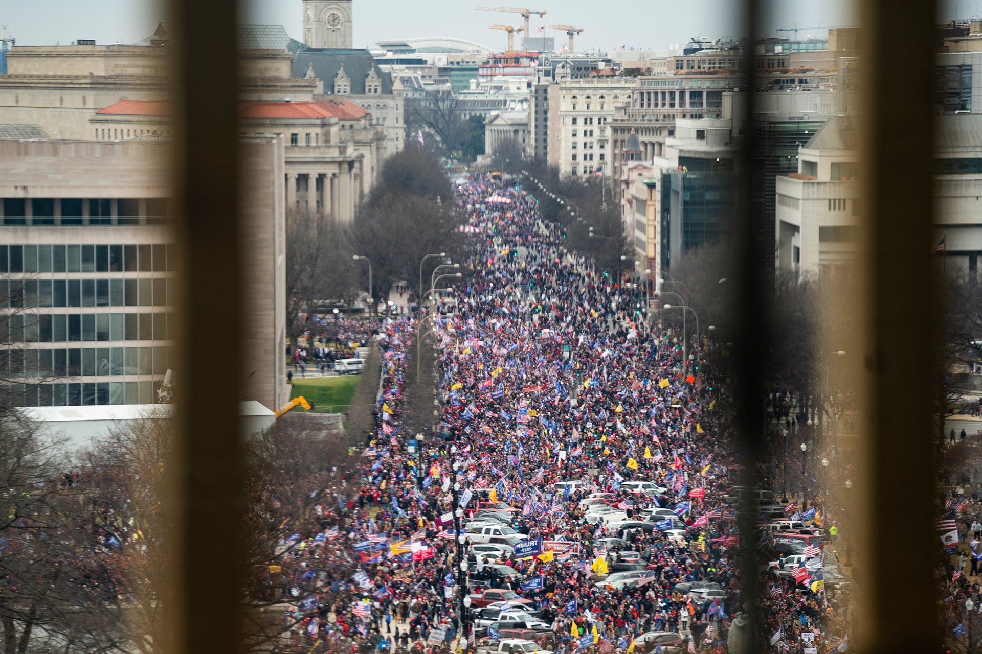 ABD'nin başkenti Washington'da Donald Trump'a destek gösterisi düzenleyen bir grup protestocu, polis barikatını aşarak Kongre binasına girdi.