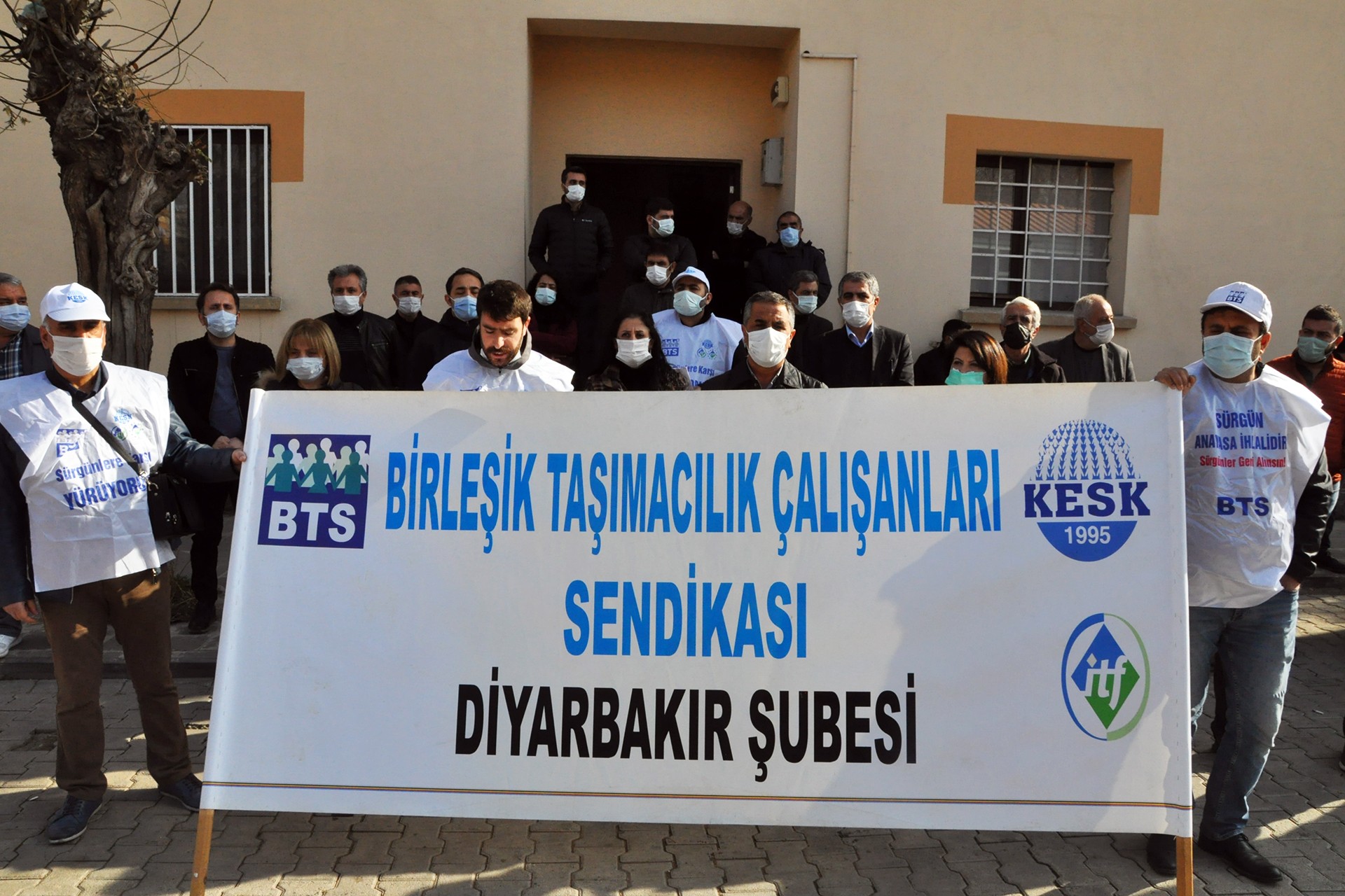 BTS Diyarbakır Şube üyeleri demiryollarındaki sürgünlere karşı basın açıklaması yaptı.