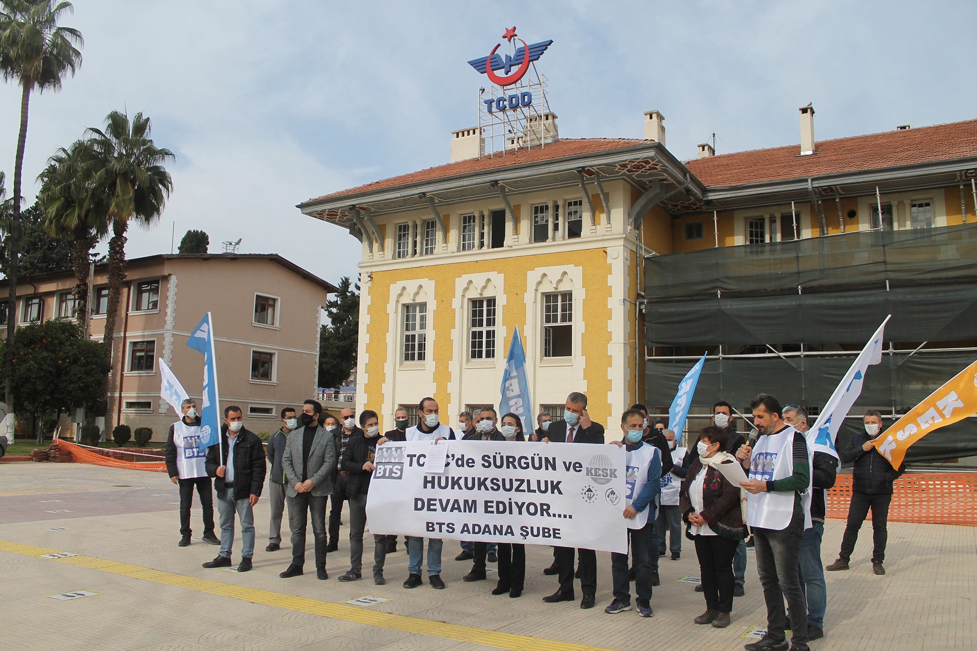 BTS Adana Şube üyeleri demiryollarındaki sürgünlere karşı basın açıklaması yaptı.