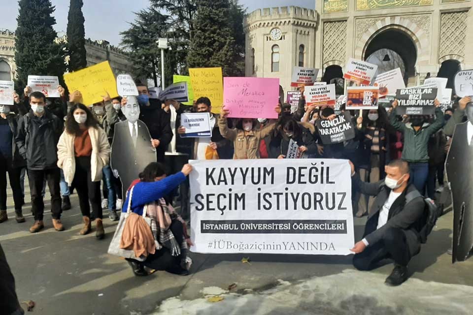 İstanbul Üniversitesi öğrencileri, Boğaziçi Üniversitesi öğrencileriyle dayanışma eylemi düzenledi