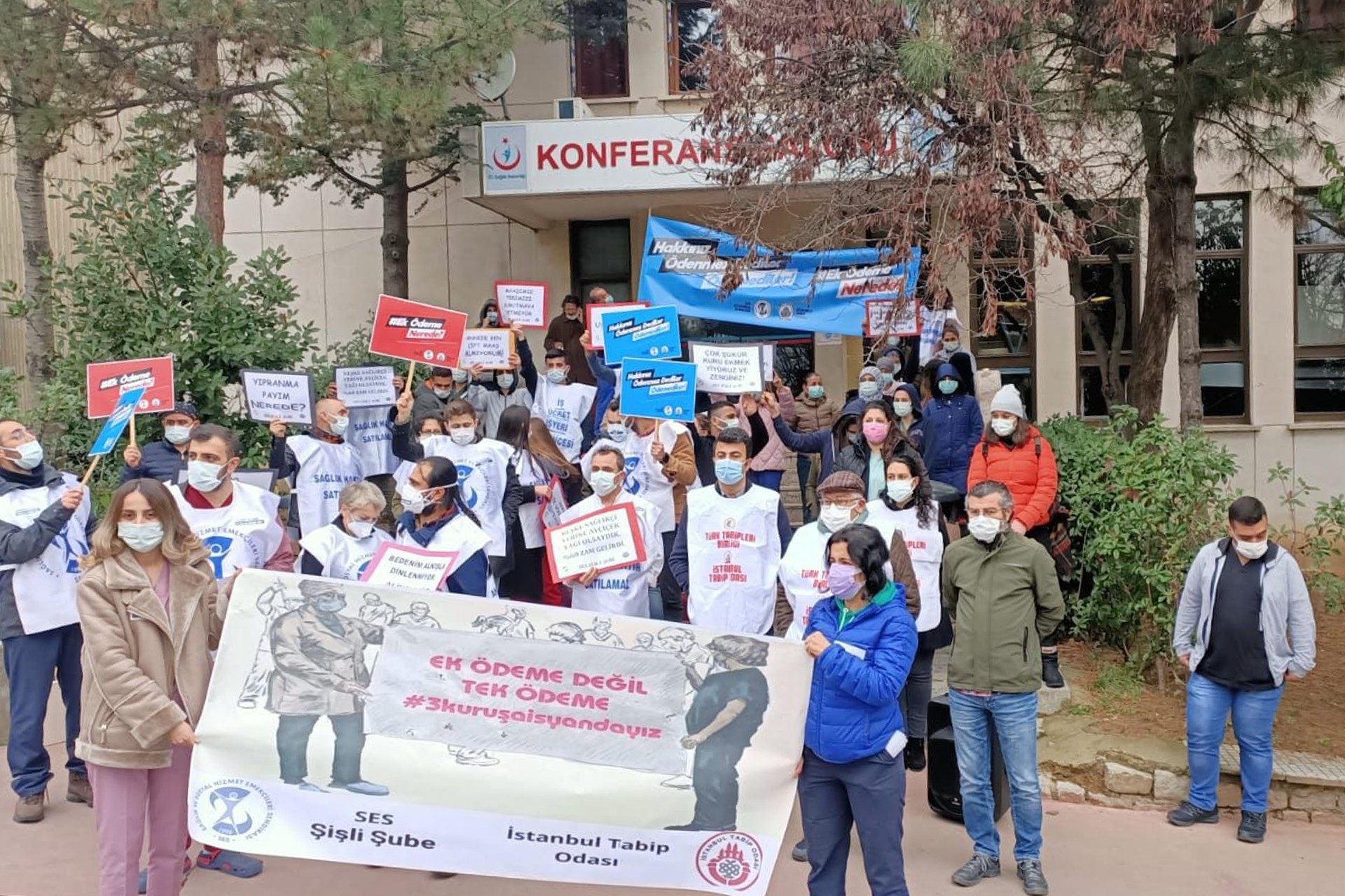 sağlık çalışanları insanca yaşanacak bir ücret talep ettikleri eylemlerinde bordro yaktı.