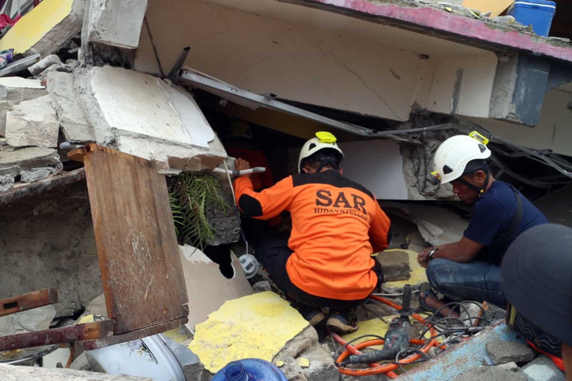 Endonezya'da 6.2 büyüklüğünde deprem